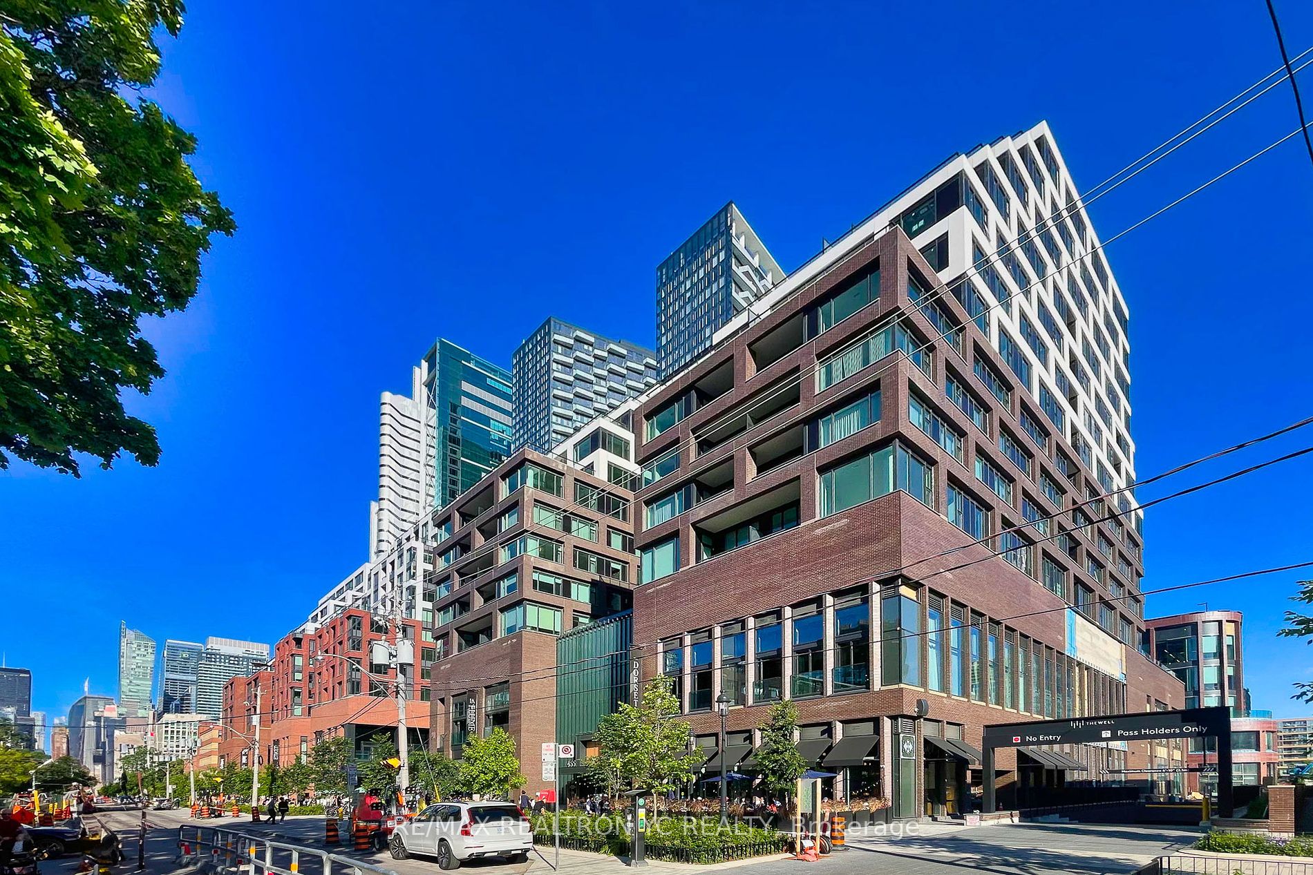 455 Wellington Street W #706