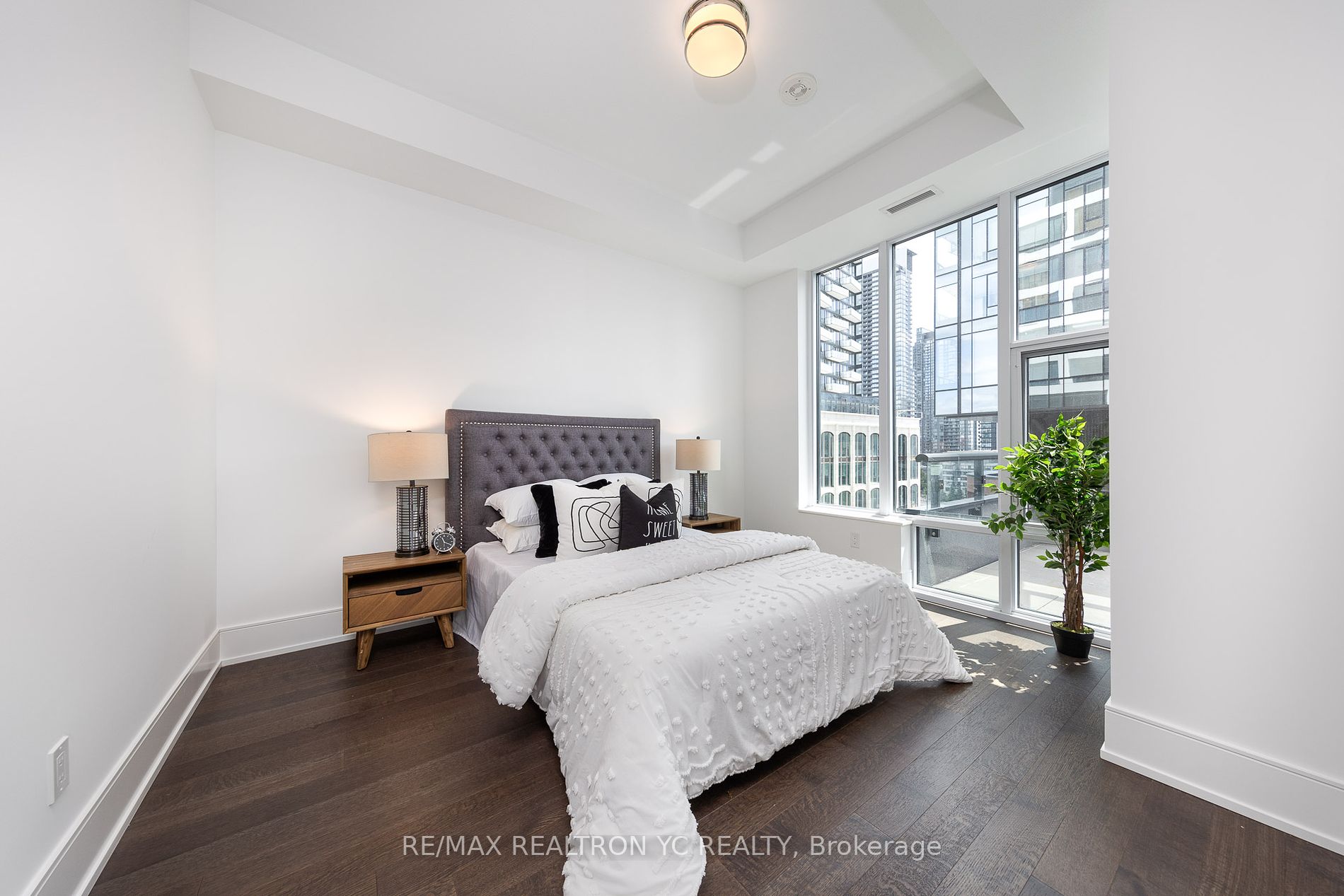455 Wellington Street W #706