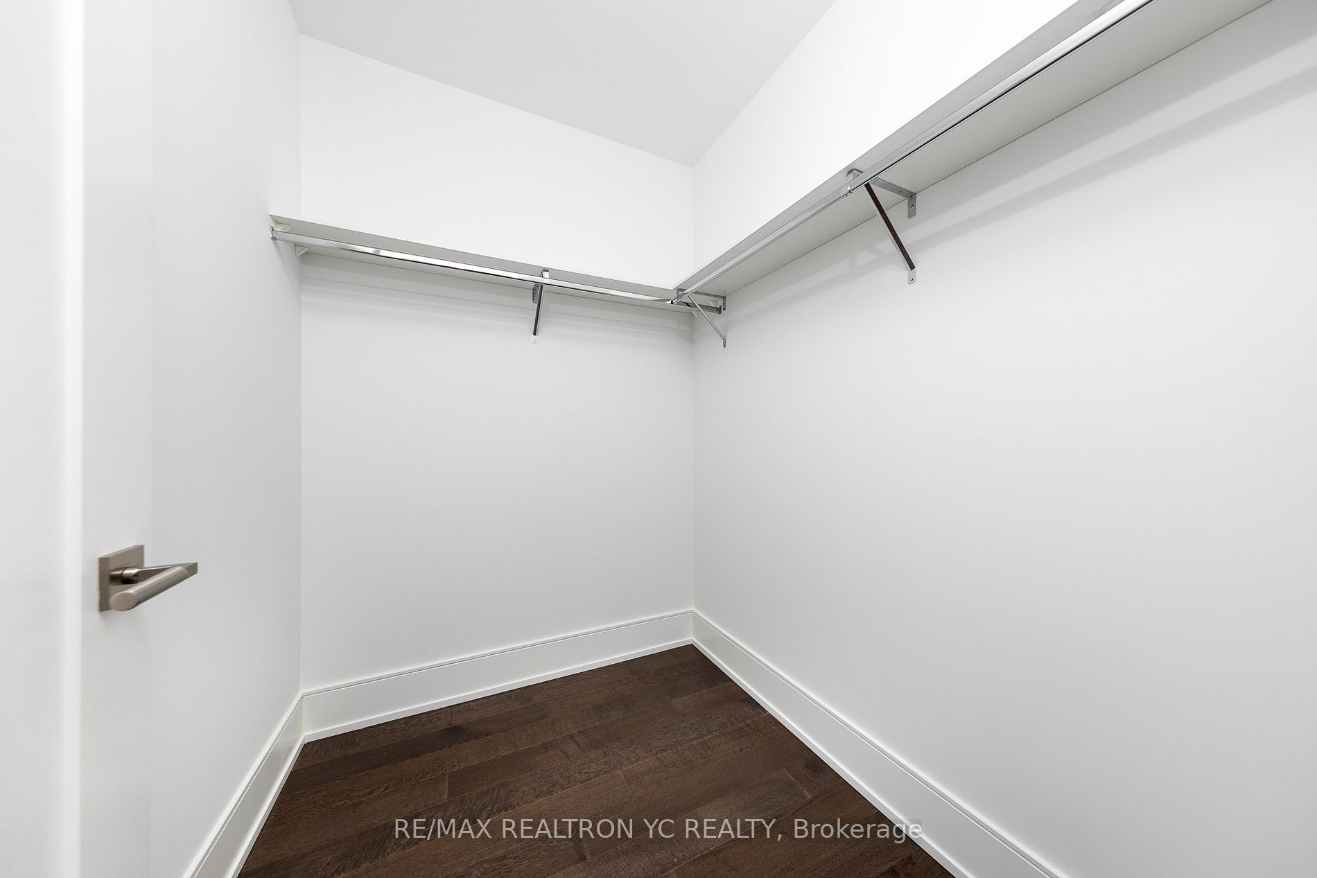 455 Wellington Street W #706