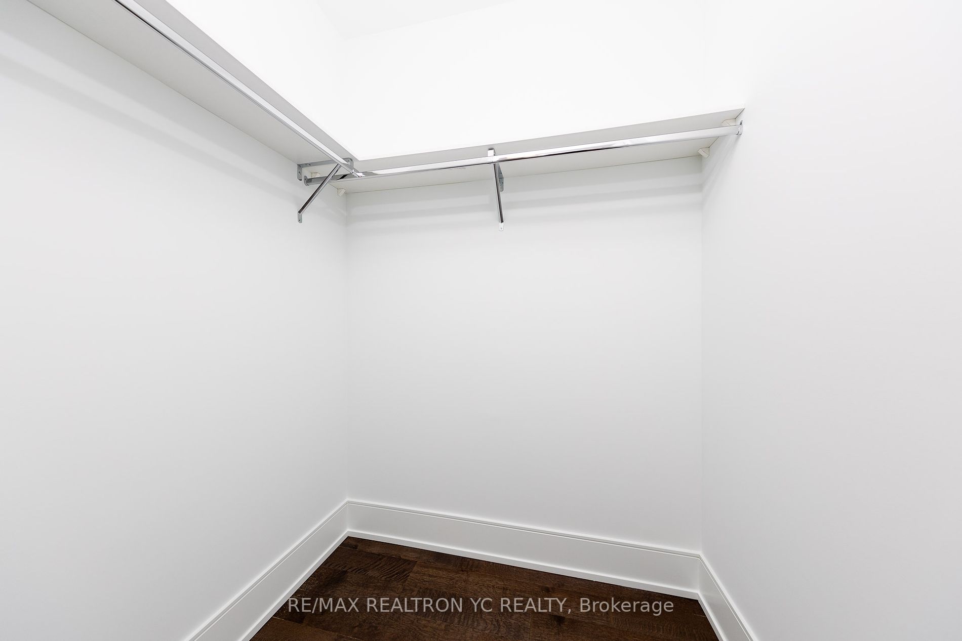 455 Wellington Street W #706