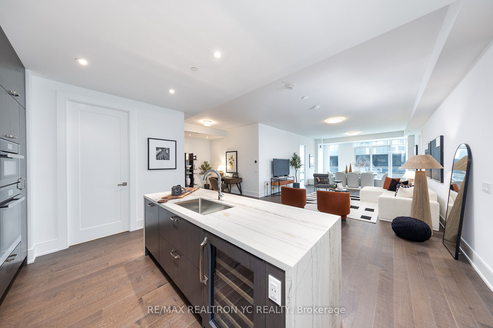 455 Wellington Street W #706