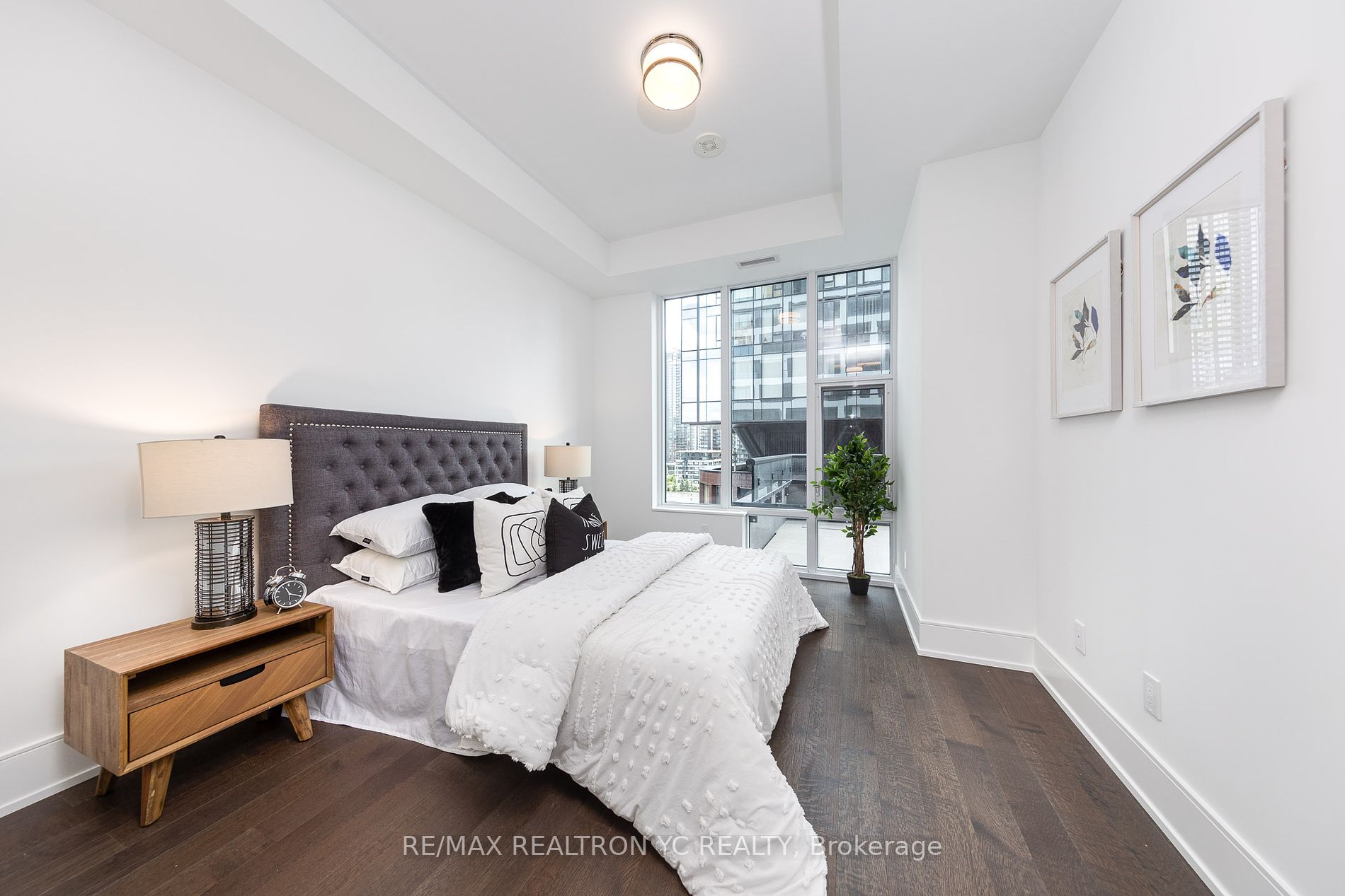 455 Wellington Street W #706