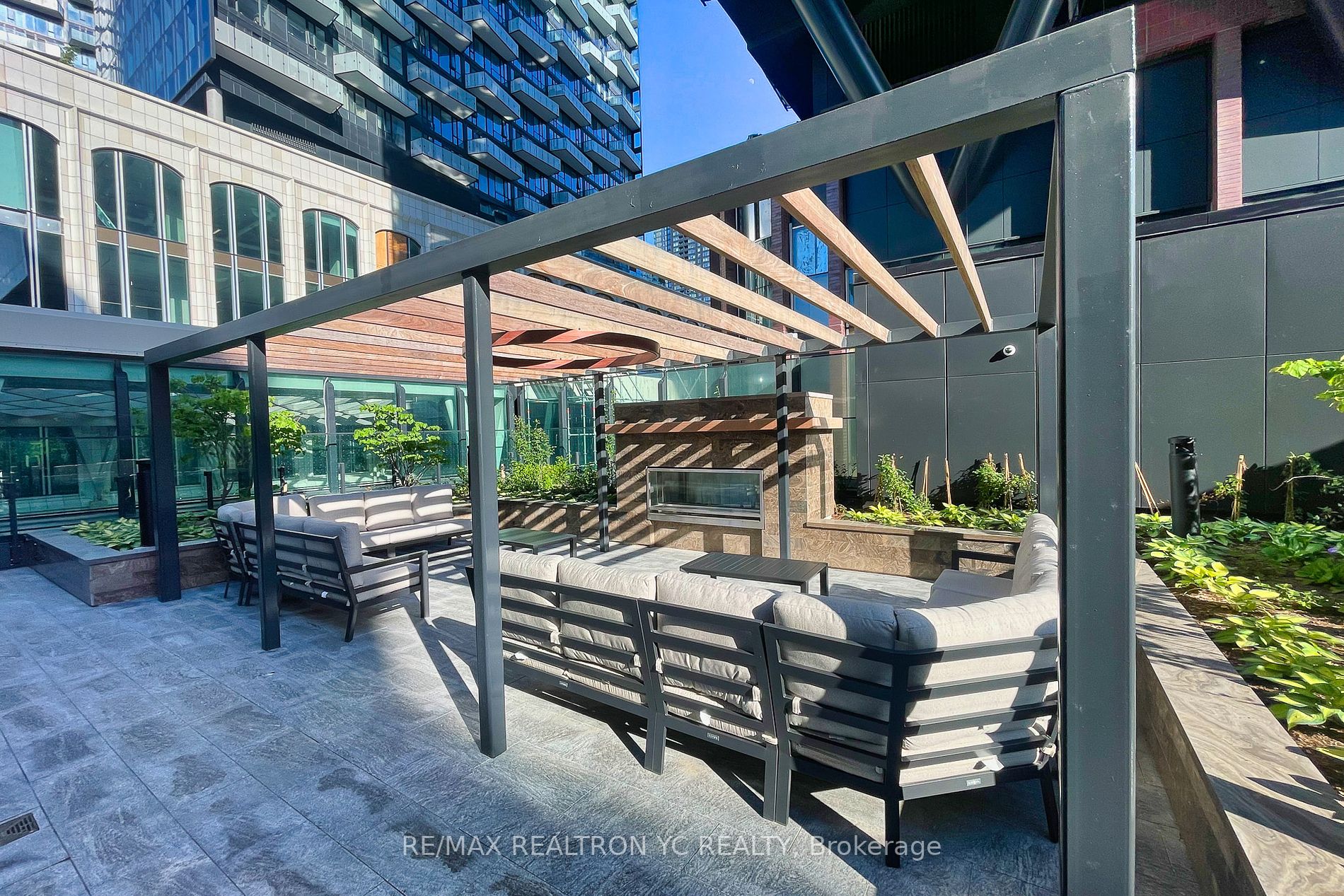 455 Wellington Street W #706