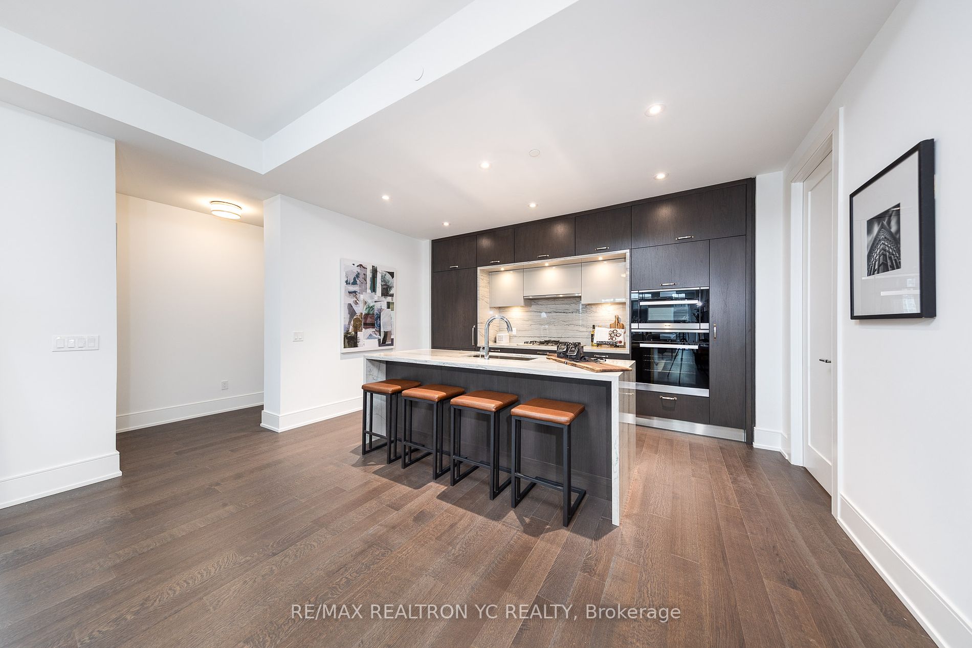 455 Wellington Street W #706