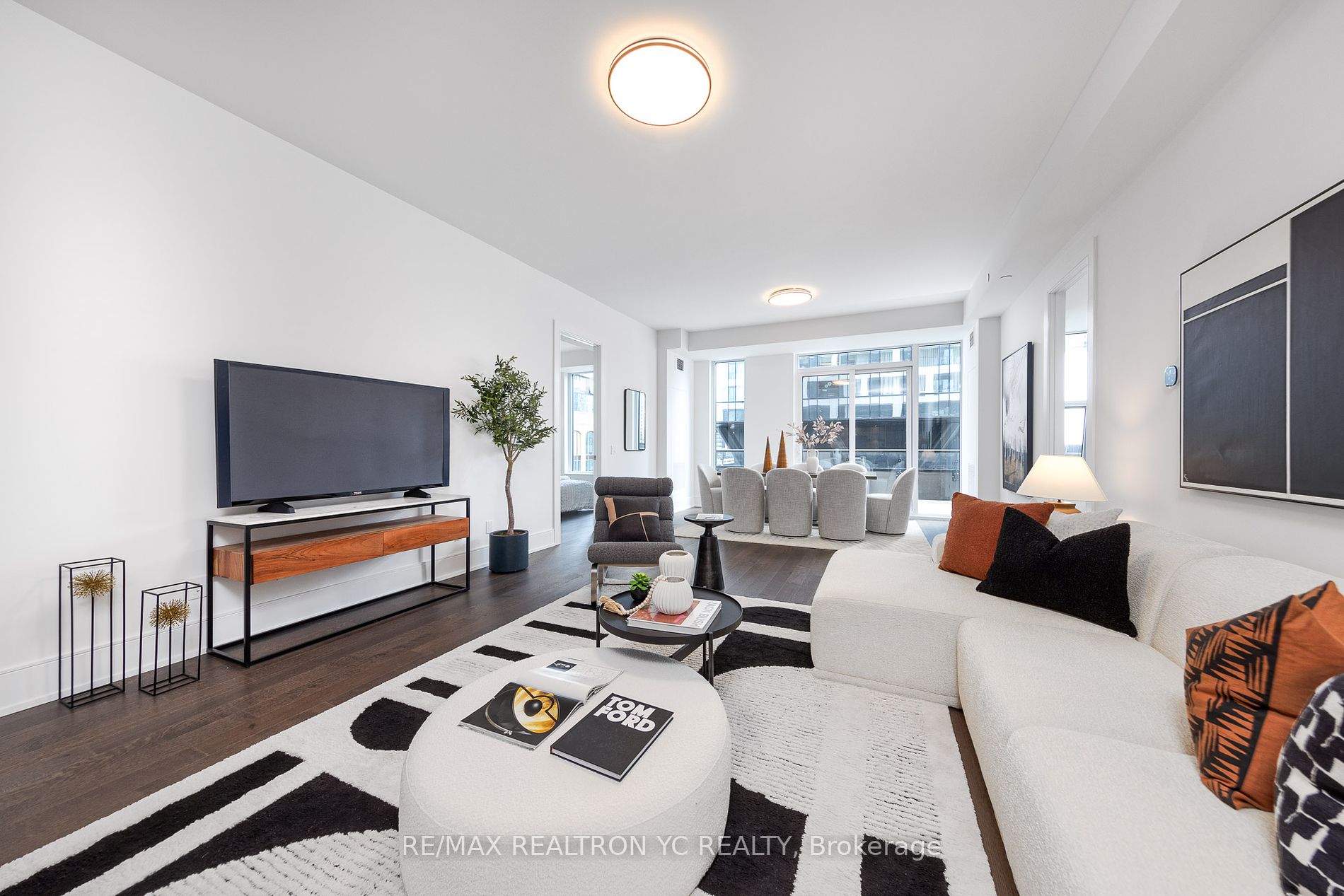 455 Wellington Street W #706