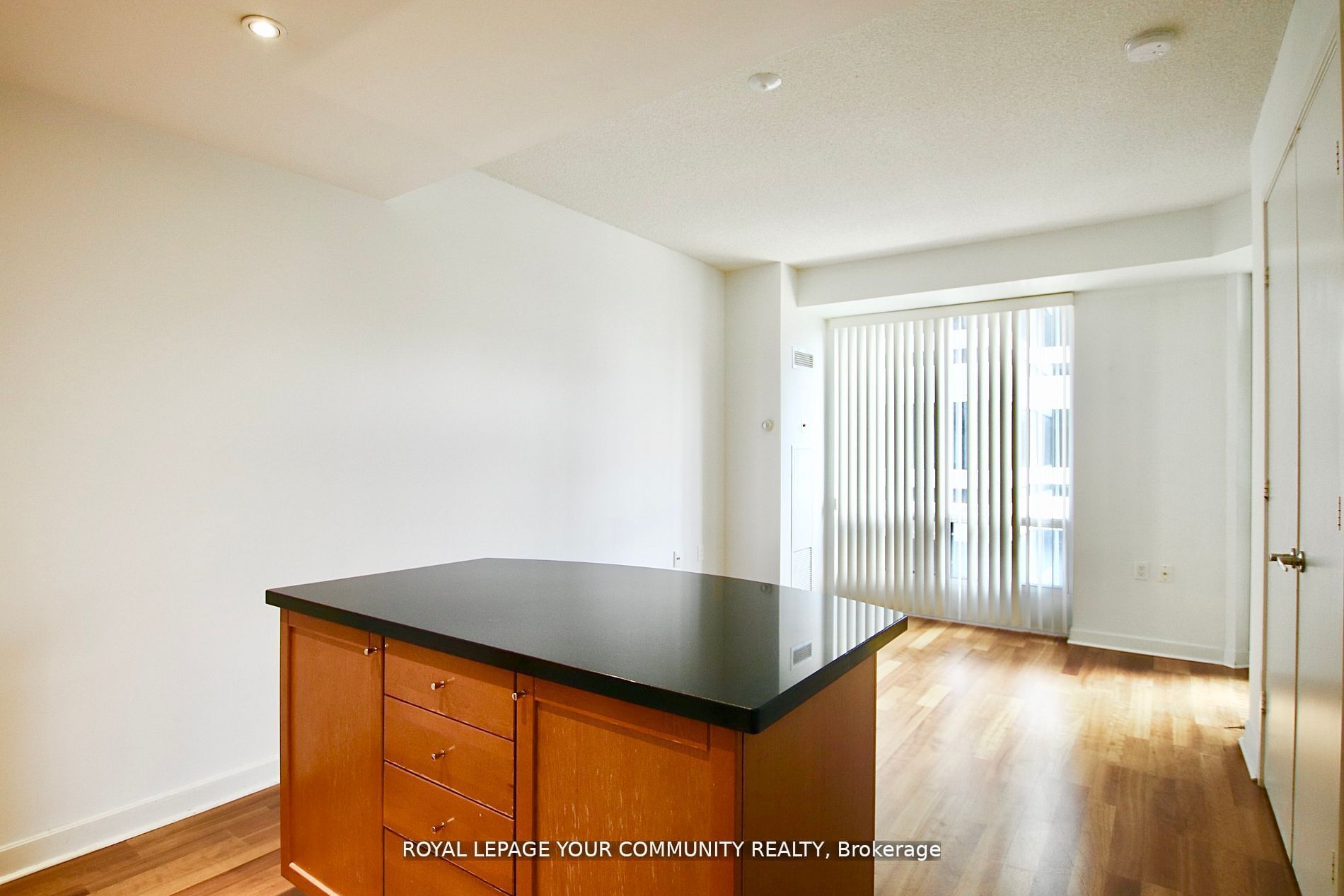 85 Bloor St E, #909