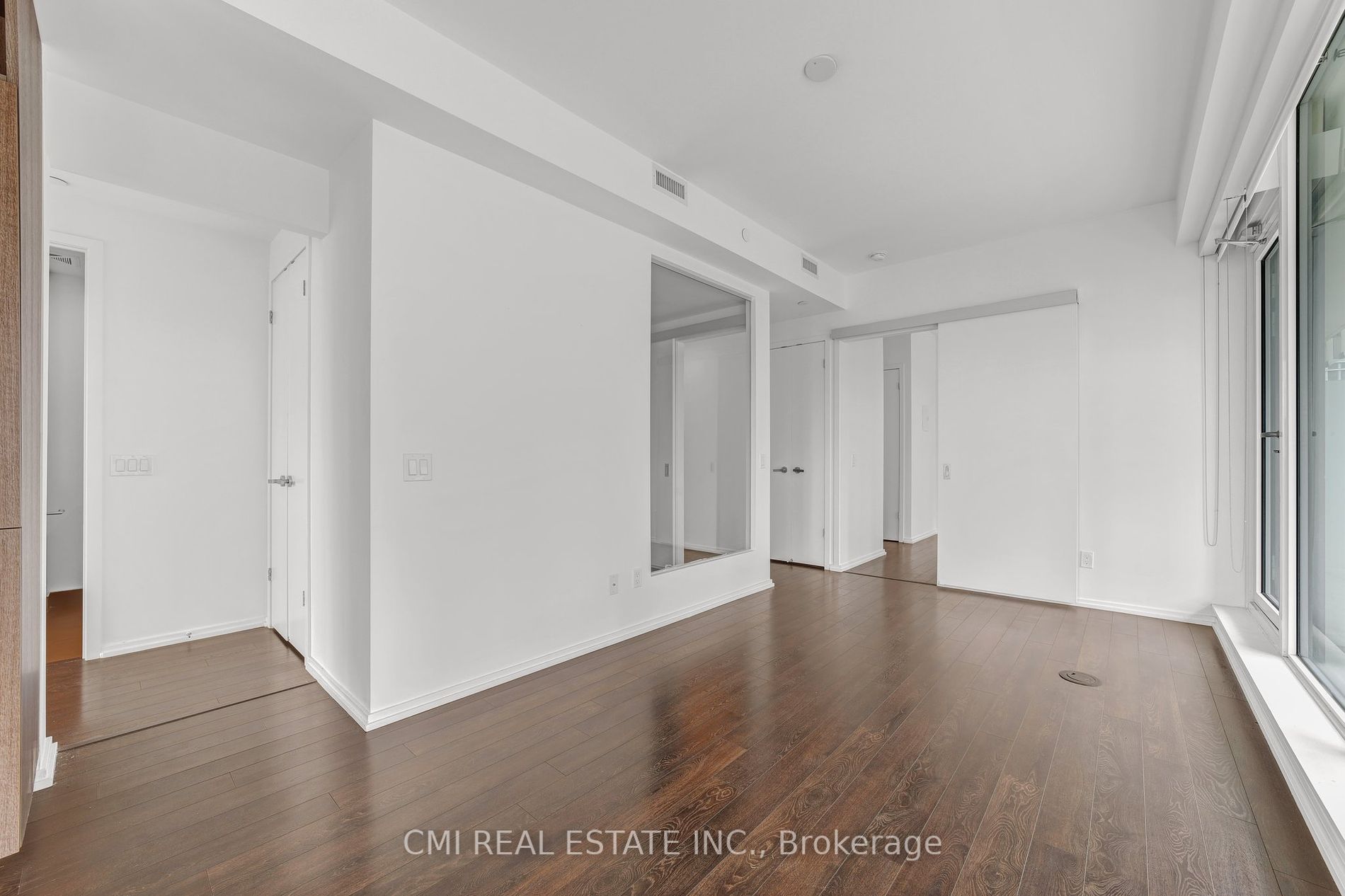 197 Yonge St, #1409