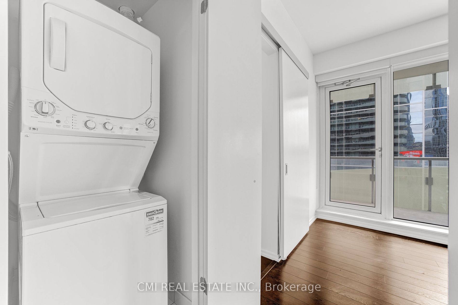 197 Yonge St, #1409
