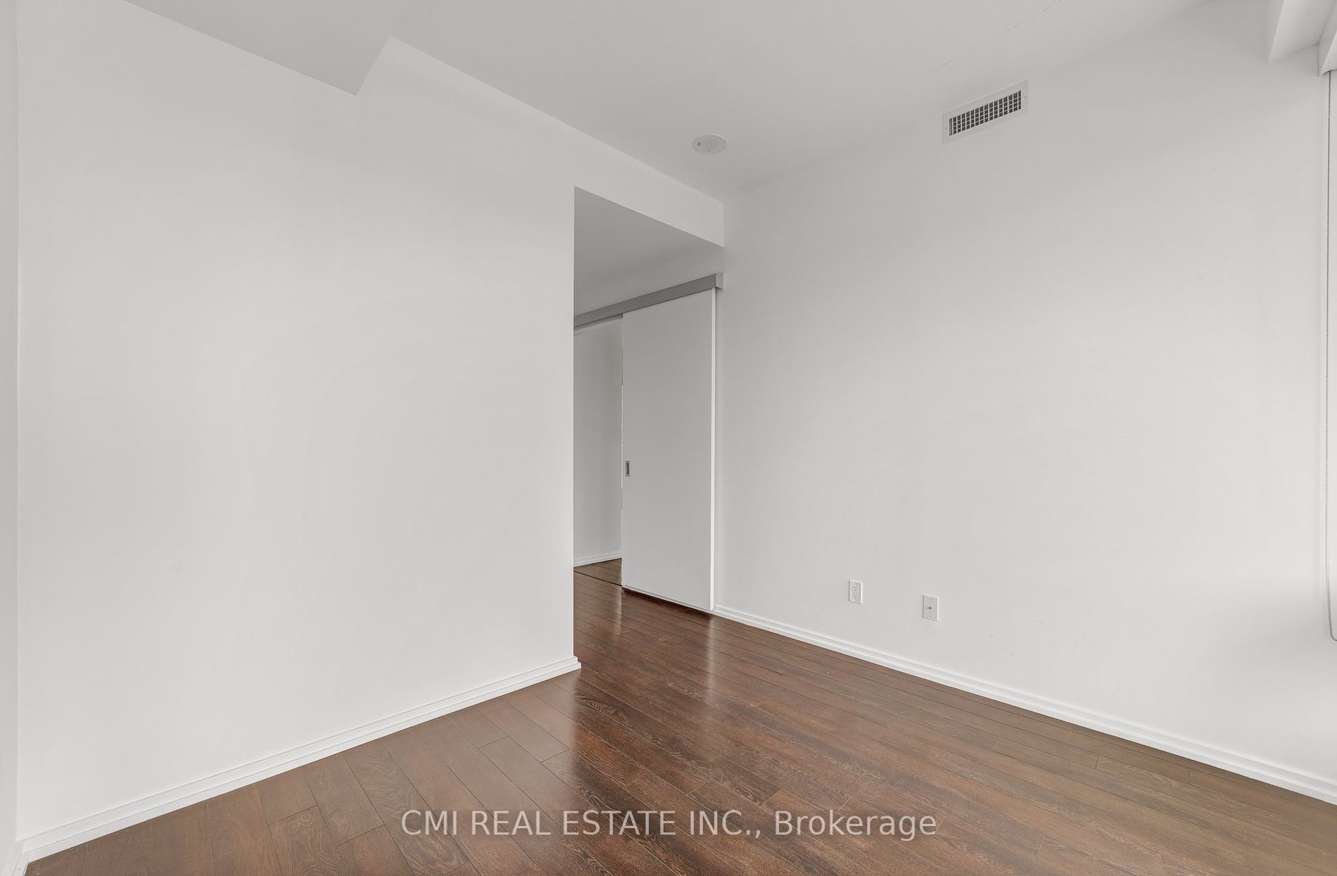 197 Yonge St, #1409