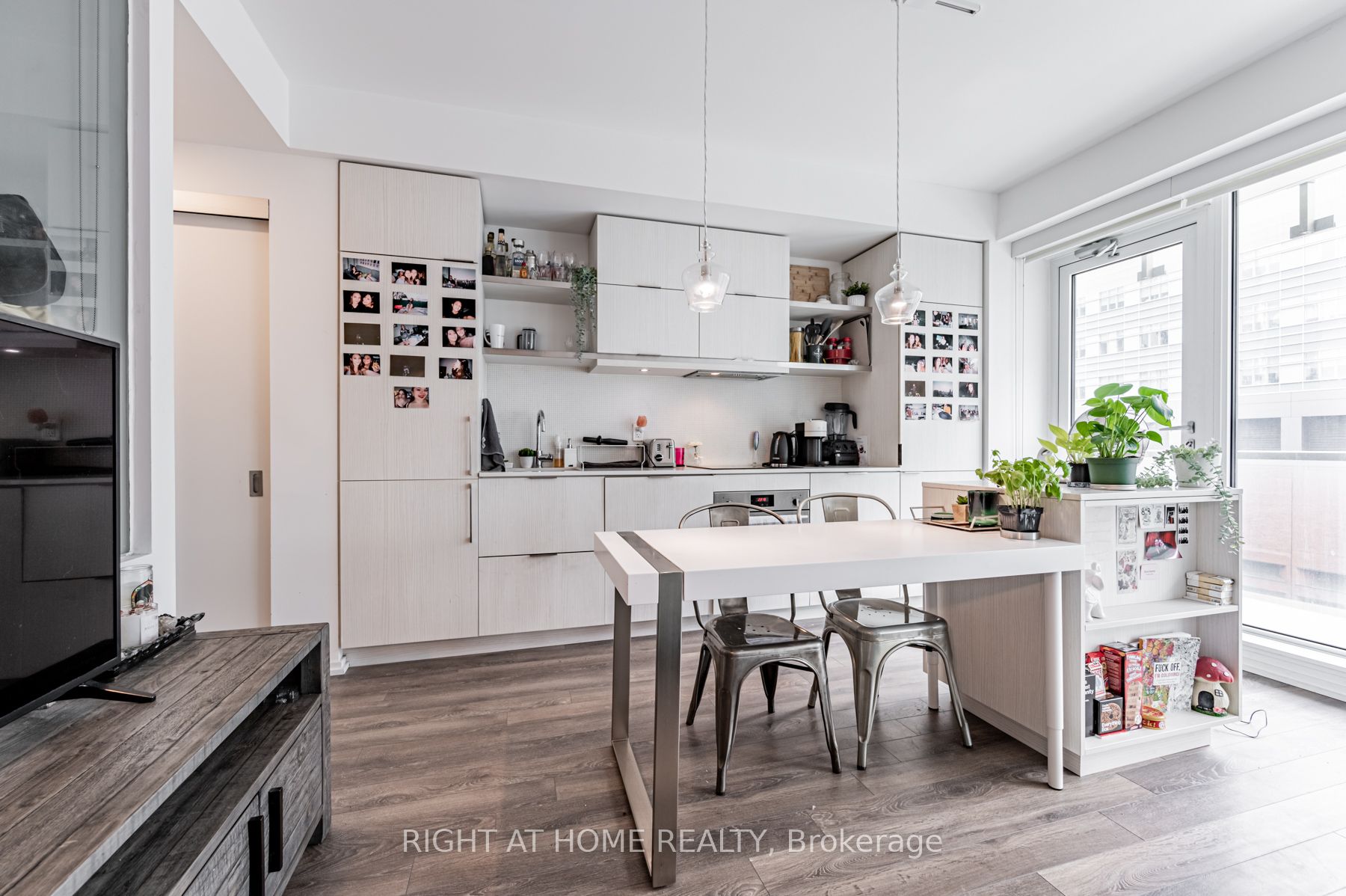 197 Yonge St, #1204
