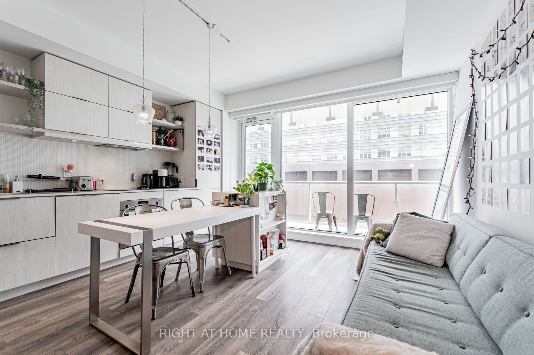197 Yonge St, #1204