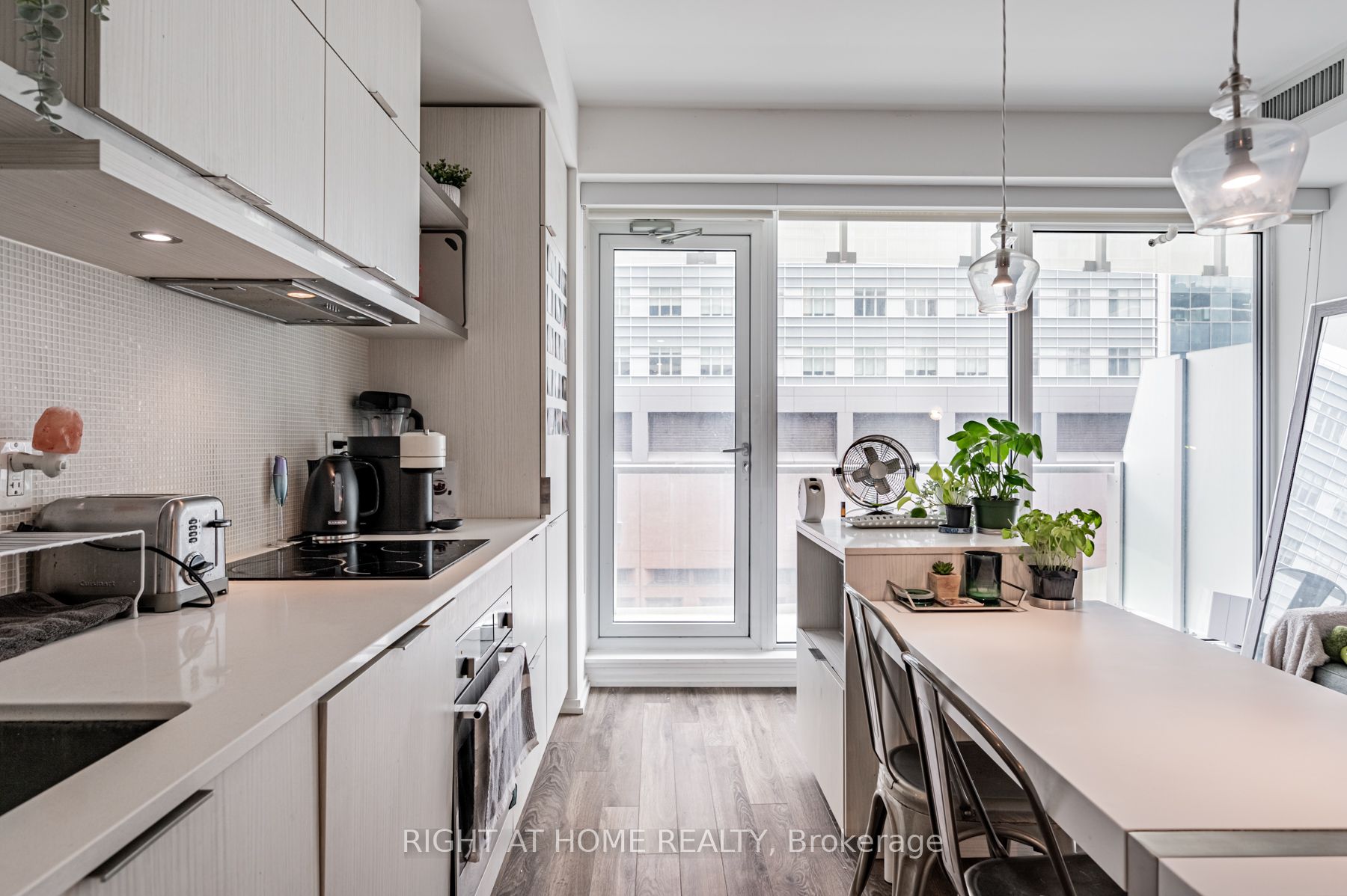 197 Yonge St, #1204