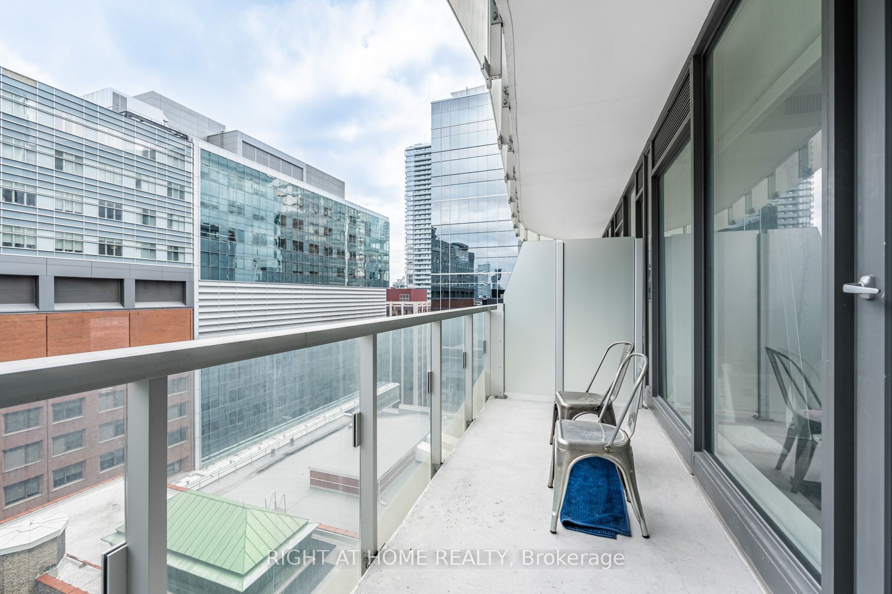 197 Yonge St, #1204