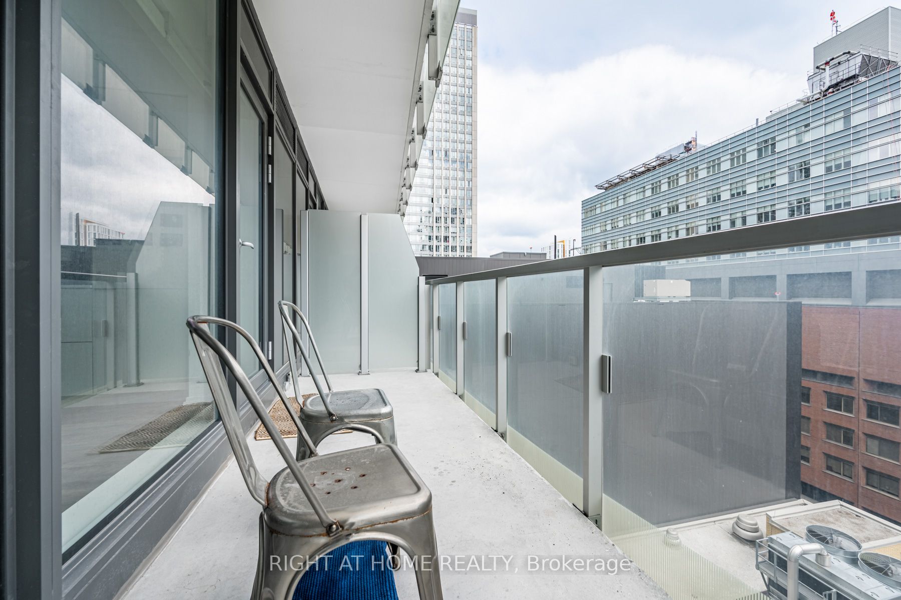 197 Yonge St, #1204