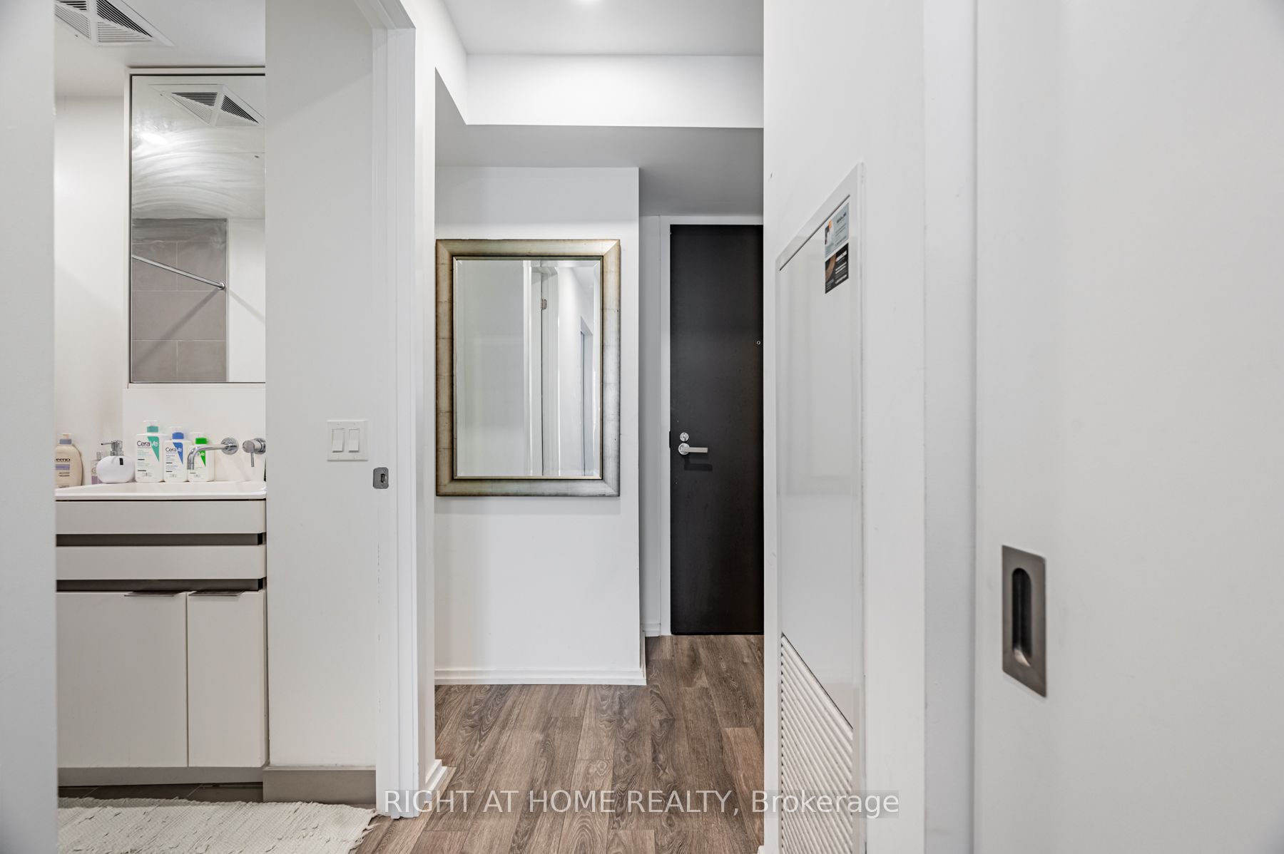 197 Yonge St, #1204
