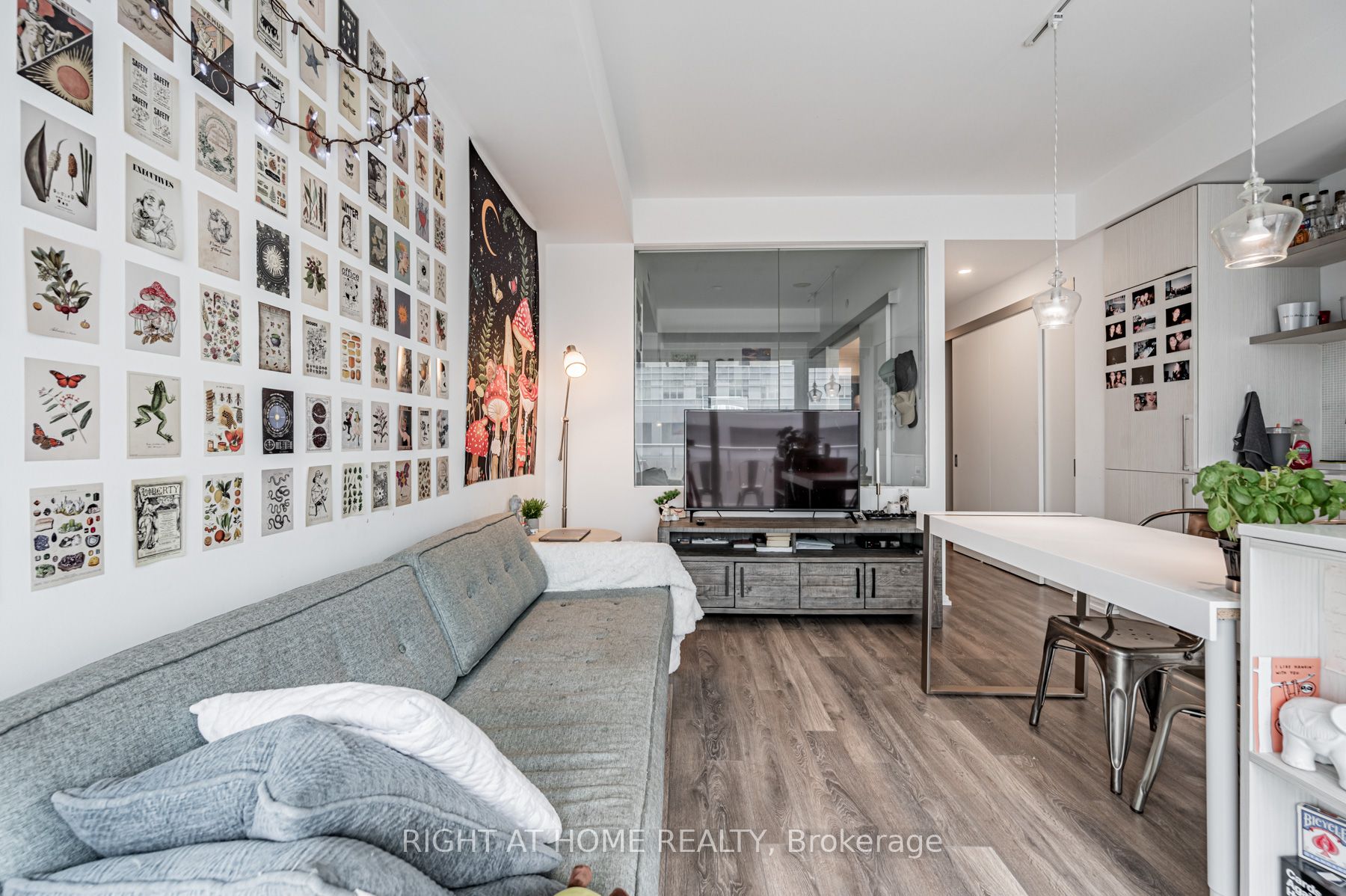 197 Yonge St, #1204