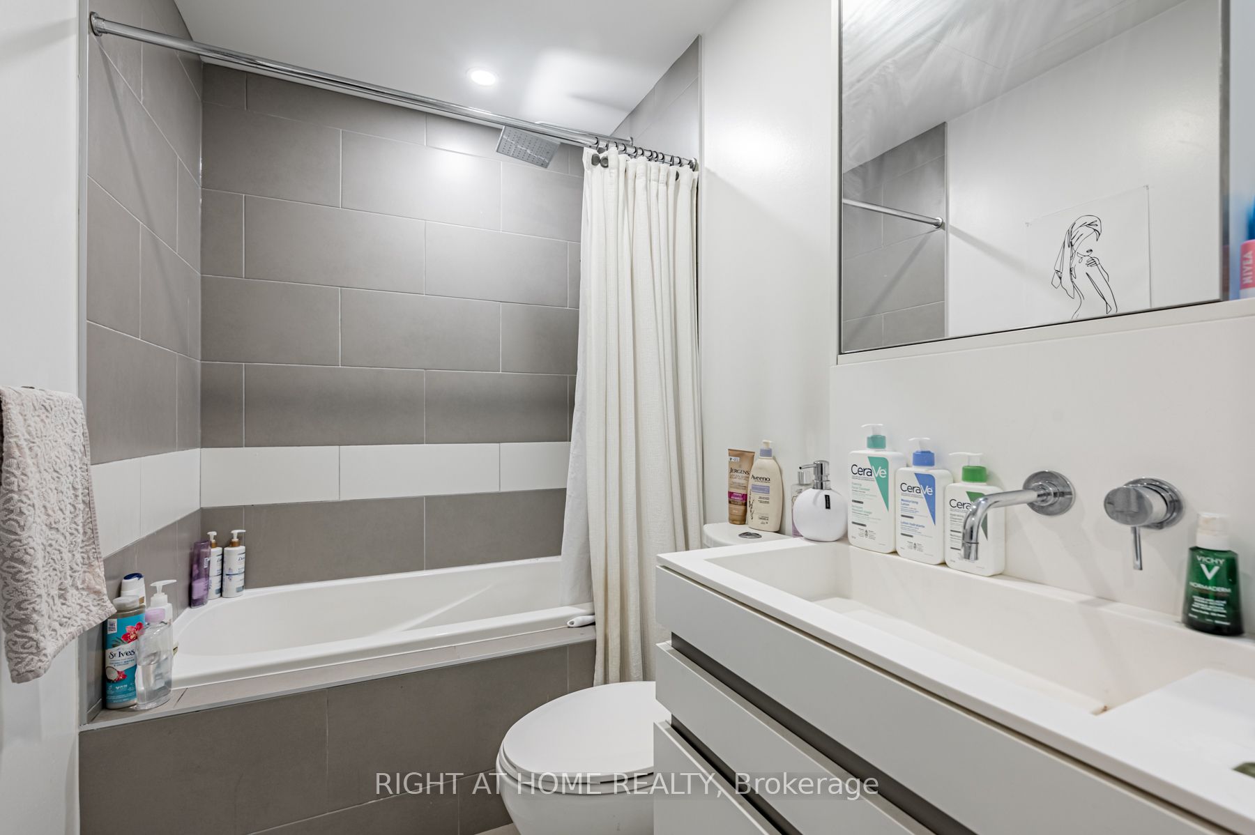 197 Yonge St, #1204