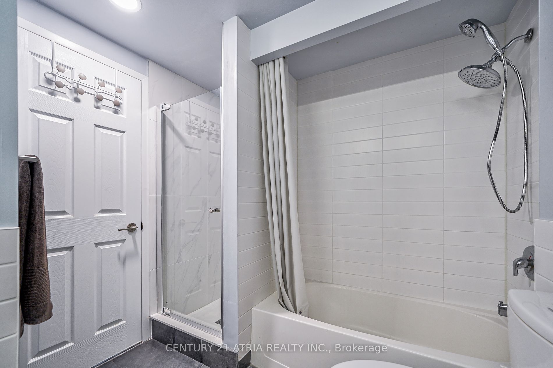 77 Harbour Sq, #811