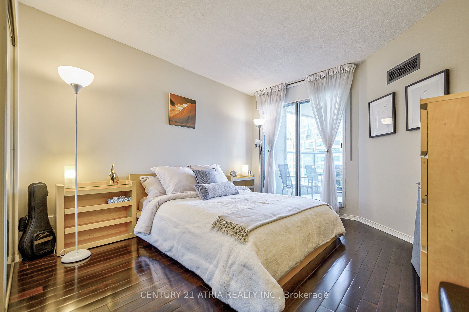 77 Harbour Sq, #811