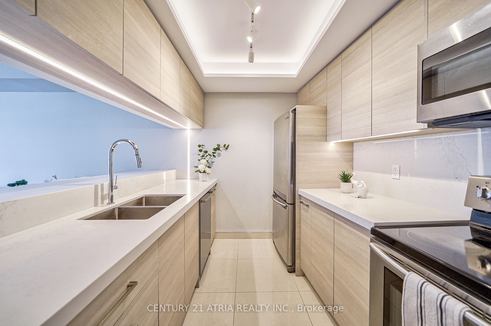 77 Harbour Sq, #811