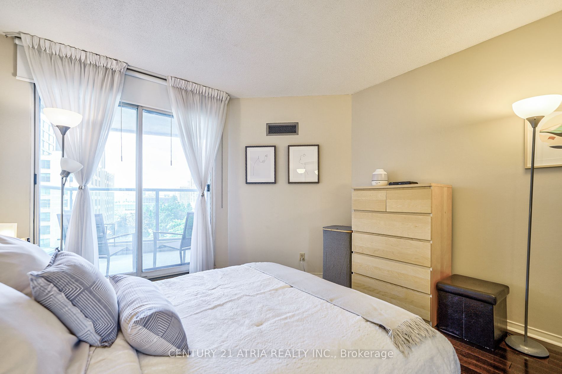 77 Harbour Sq, #811