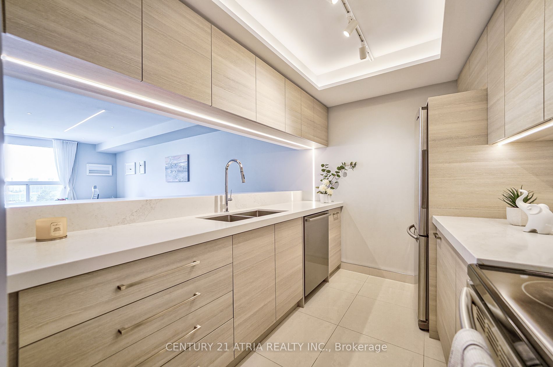 77 Harbour Sq, #811