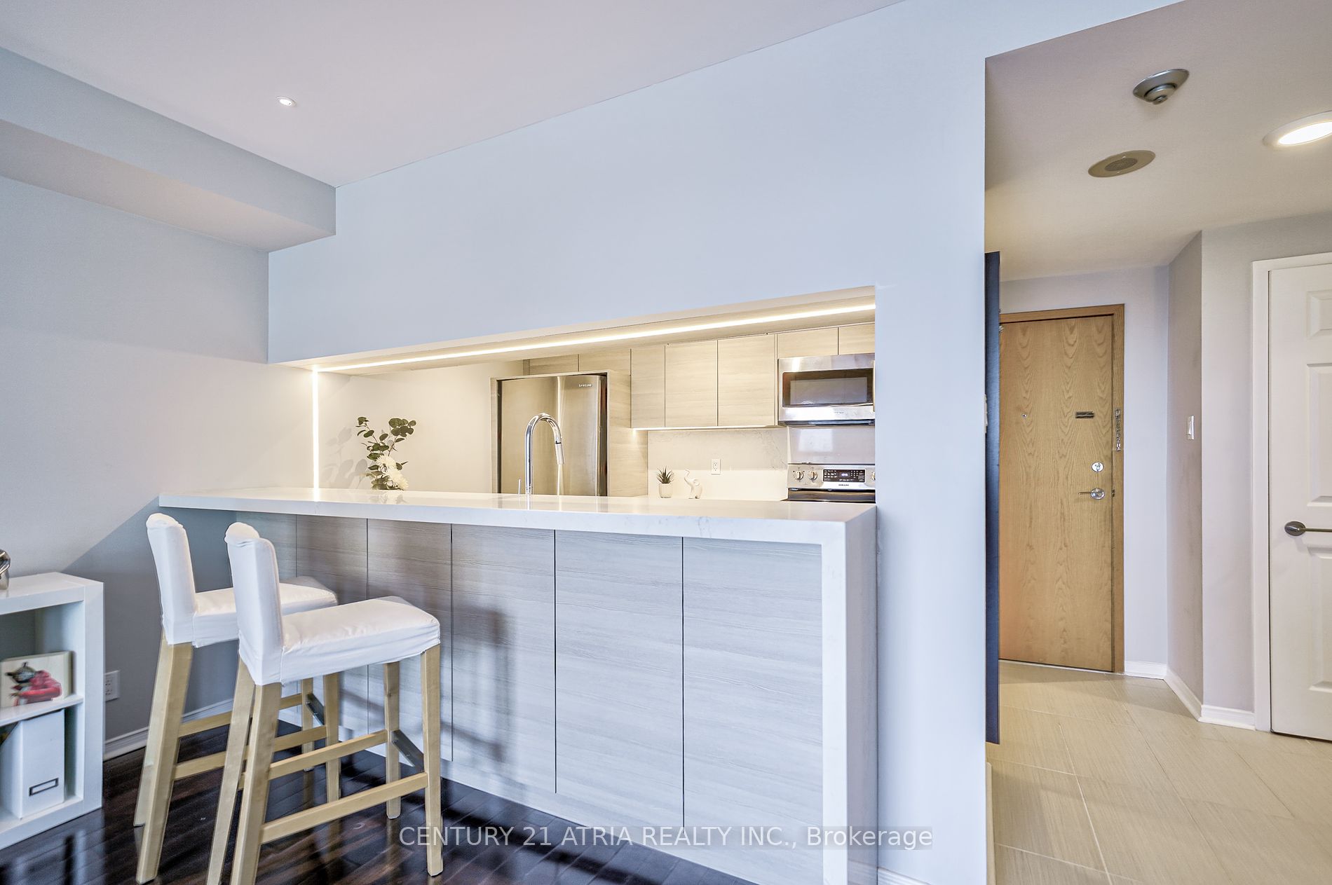 77 Harbour Sq, #811