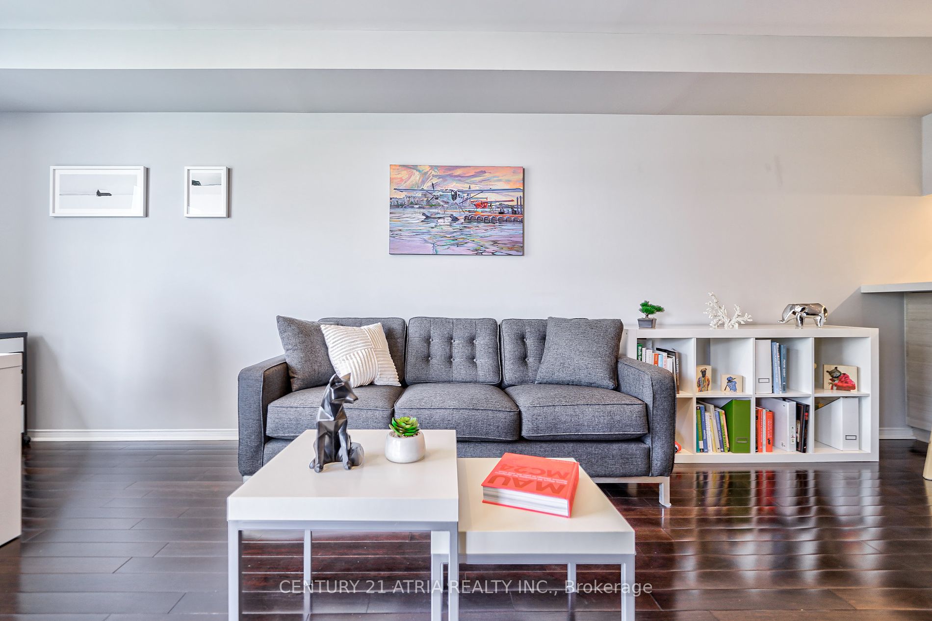 77 Harbour Sq, #811