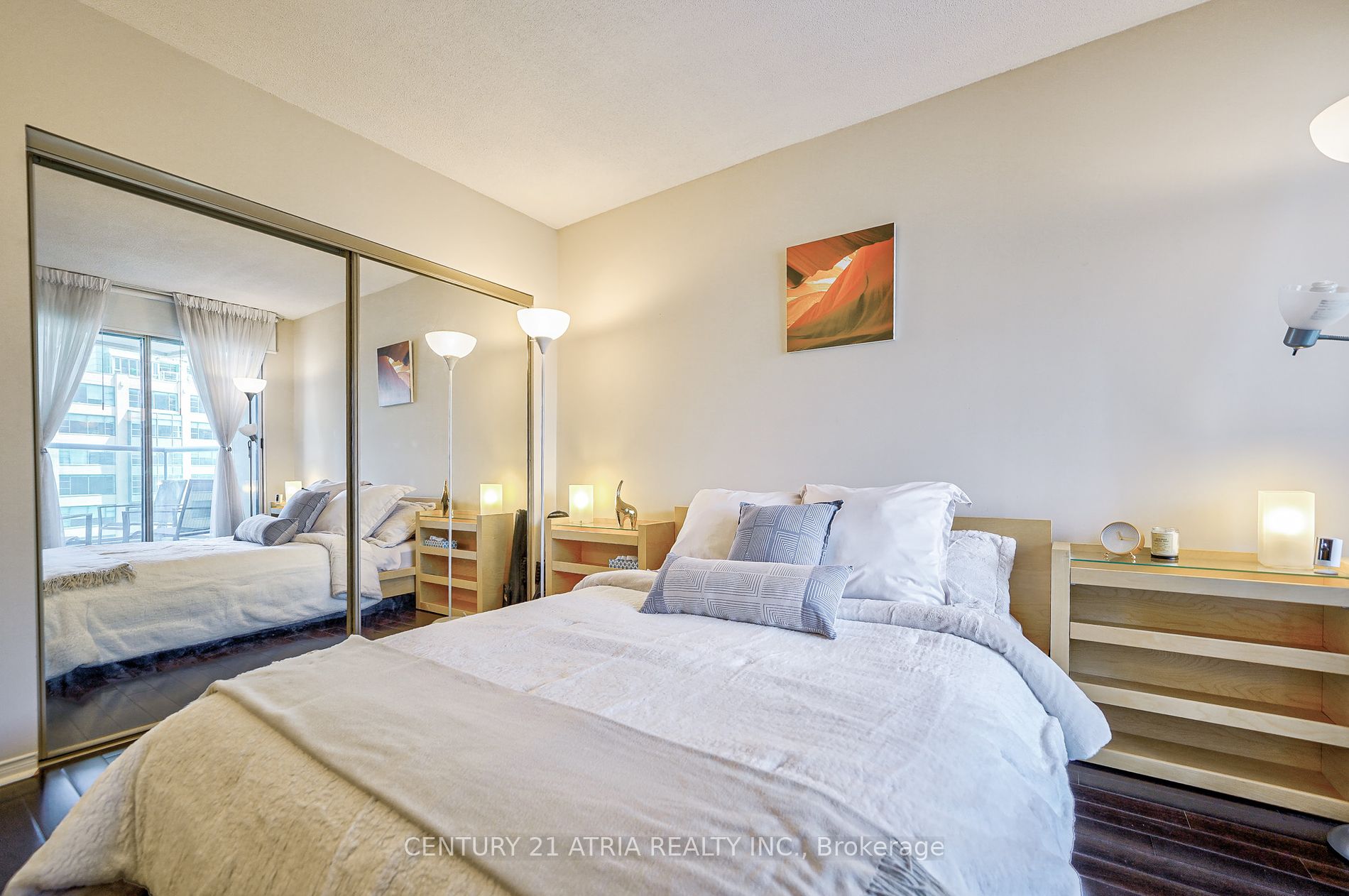 77 Harbour Sq, #811