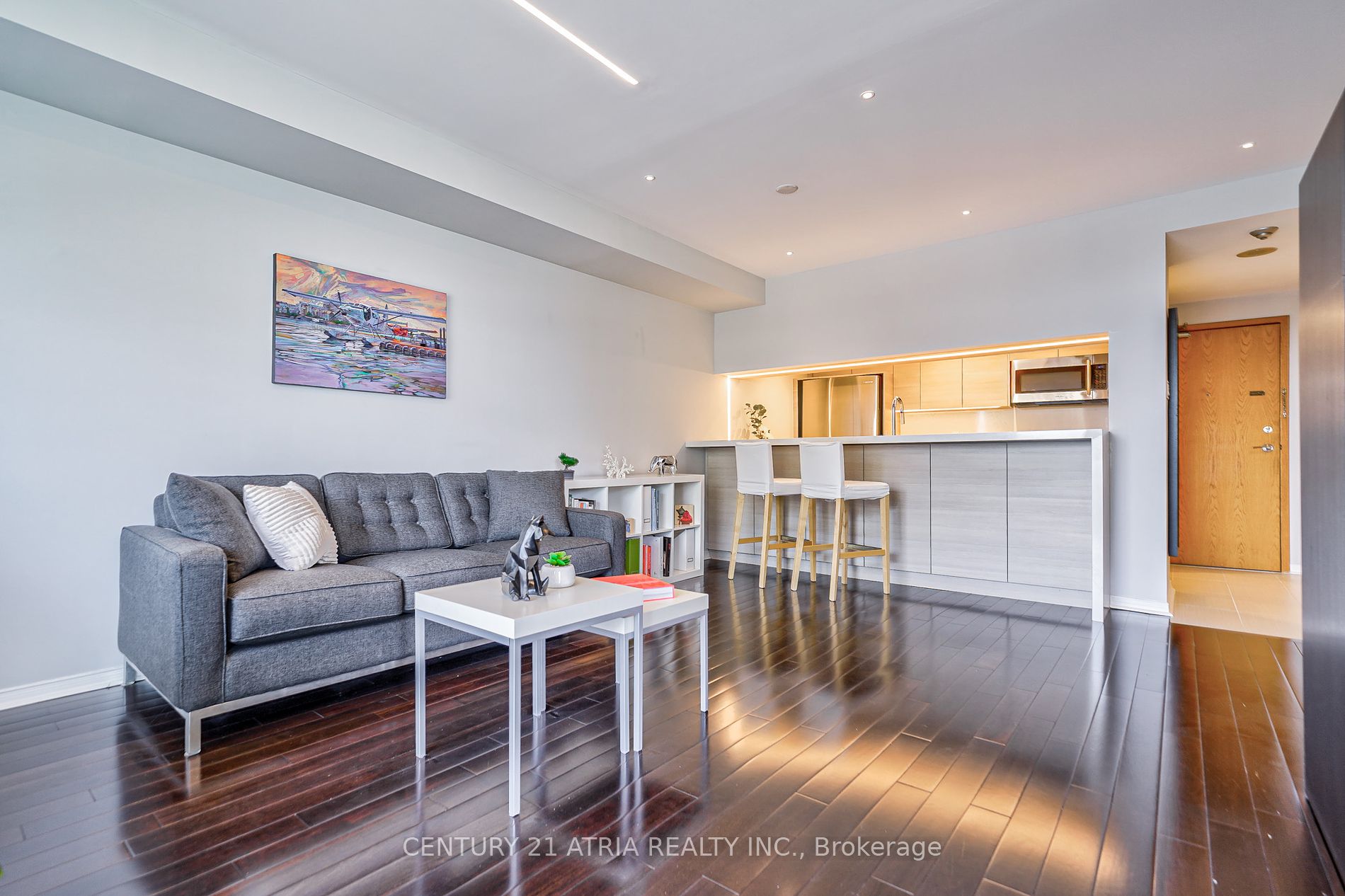 77 Harbour Sq, #811