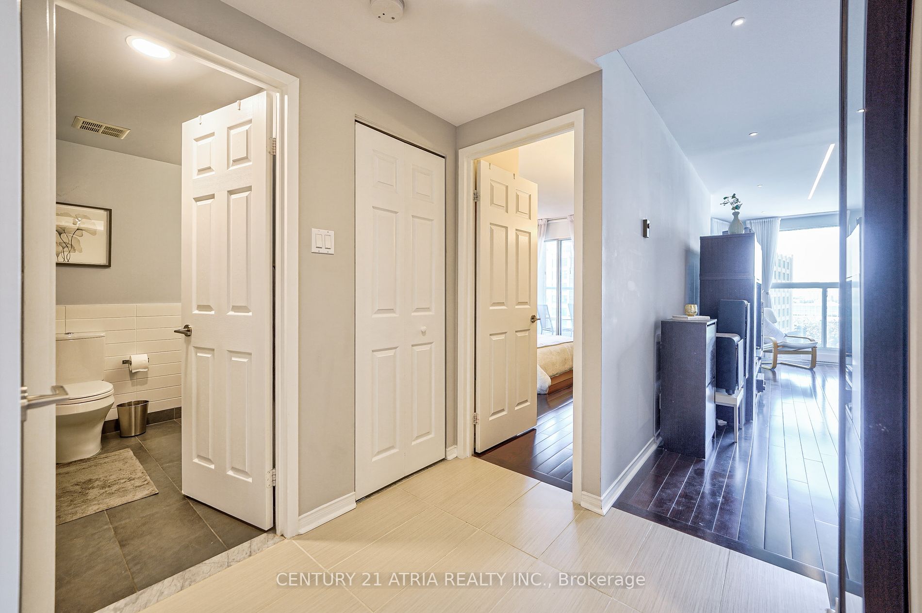77 Harbour Sq, #811