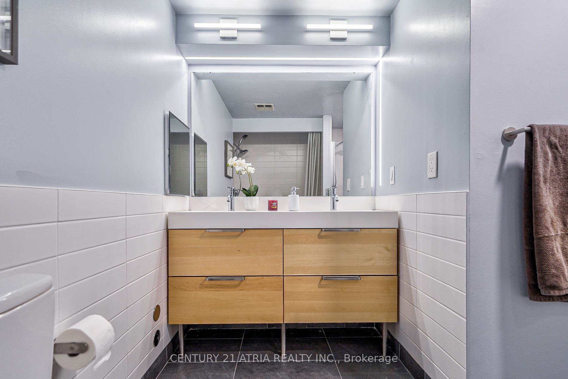 77 Harbour Sq, #811