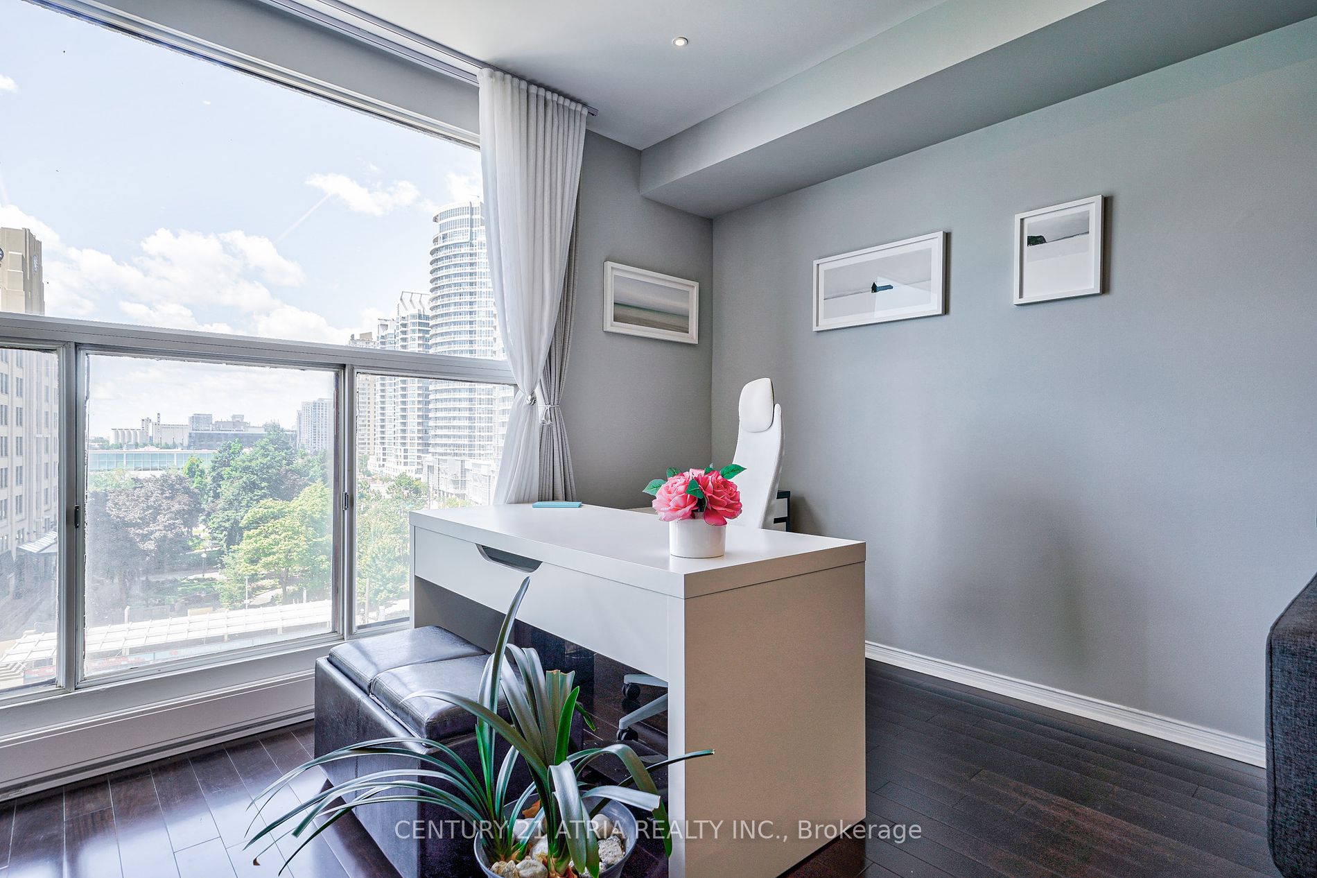77 Harbour Sq, #811