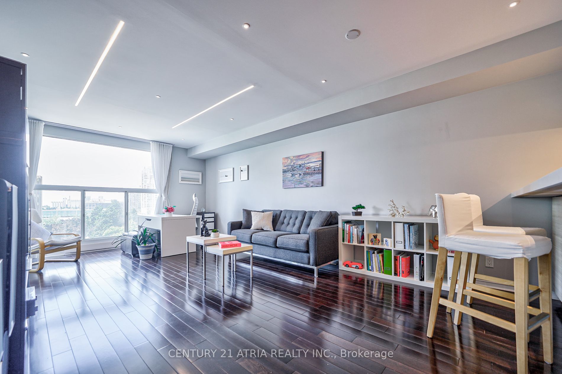 77 Harbour Sq, #811