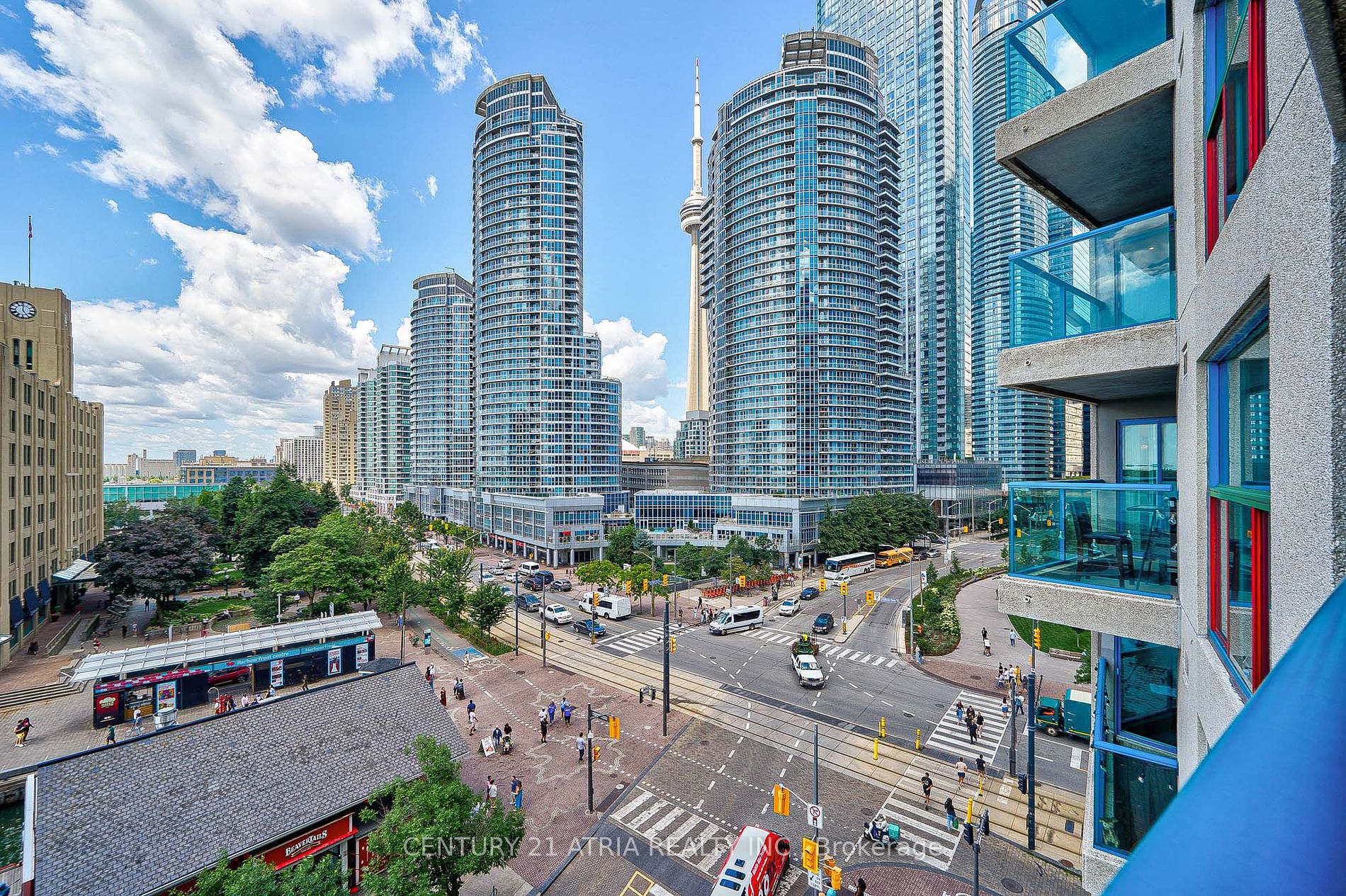 77 Harbour Sq, #811