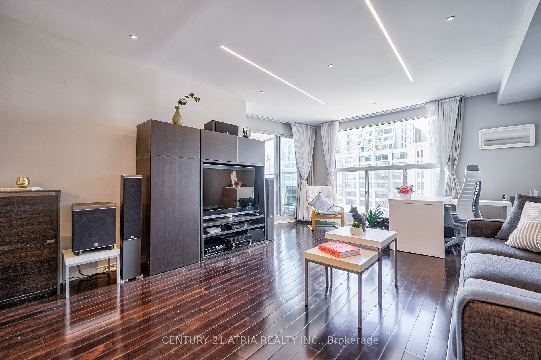 77 Harbour Sq, #811