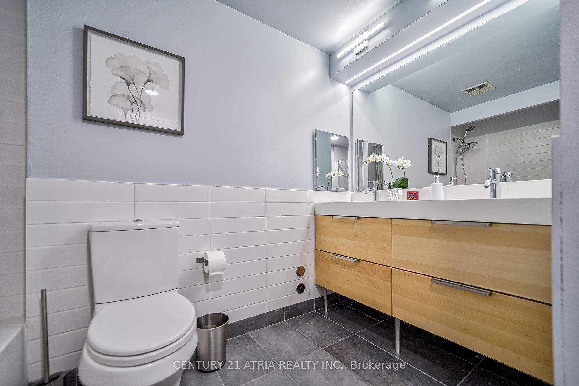 77 Harbour Sq, #811