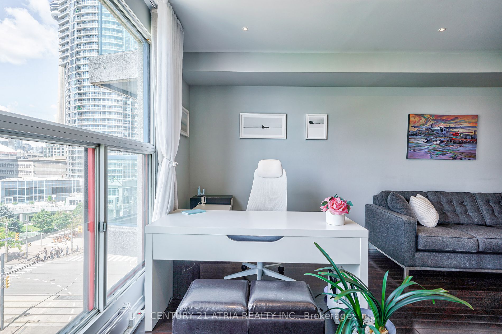 77 Harbour Sq, #811