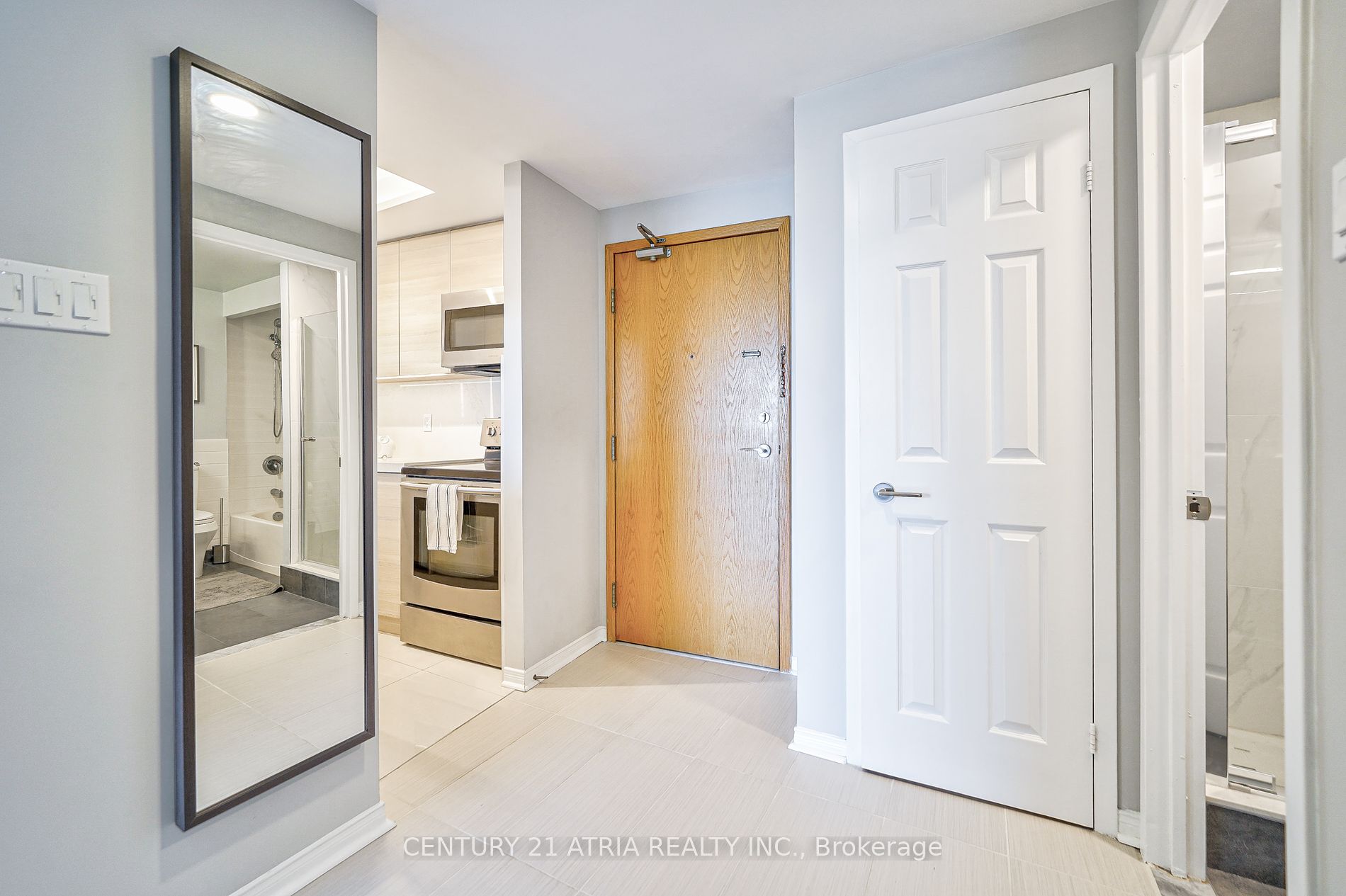 77 Harbour Sq, #811