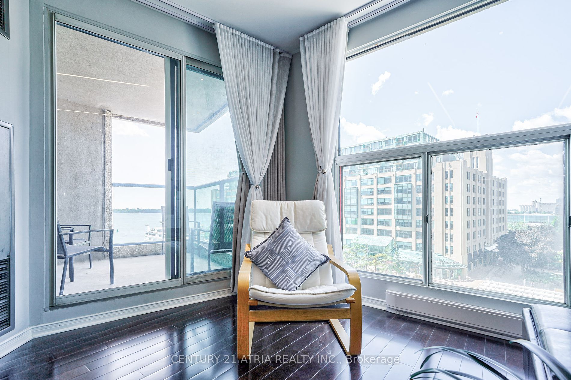 77 Harbour Sq, #811