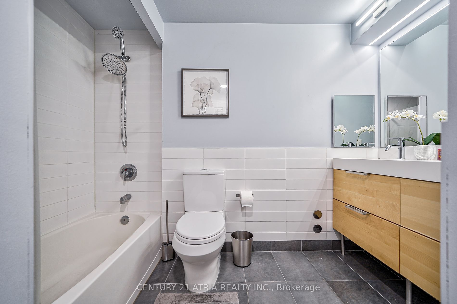 77 Harbour Sq, #811