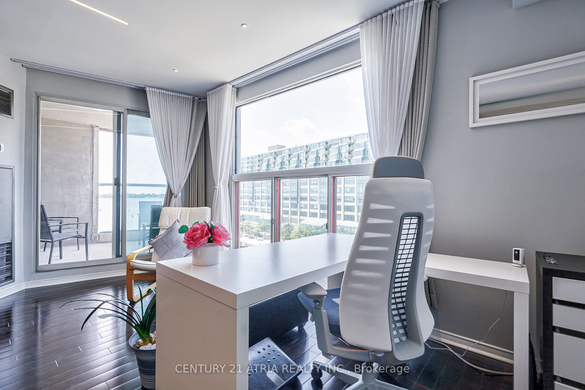 77 Harbour Sq, #811