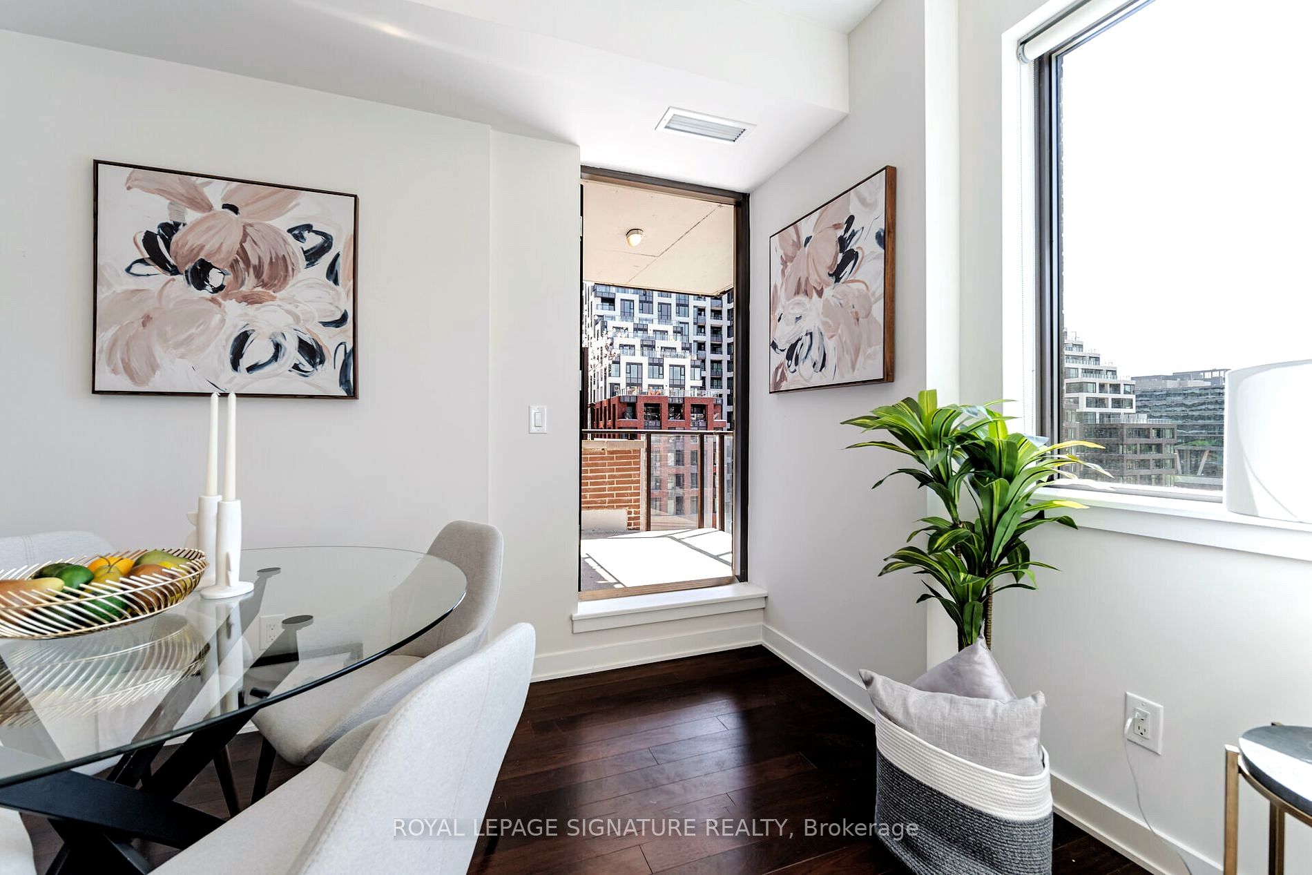 400 Wellington St W, #908