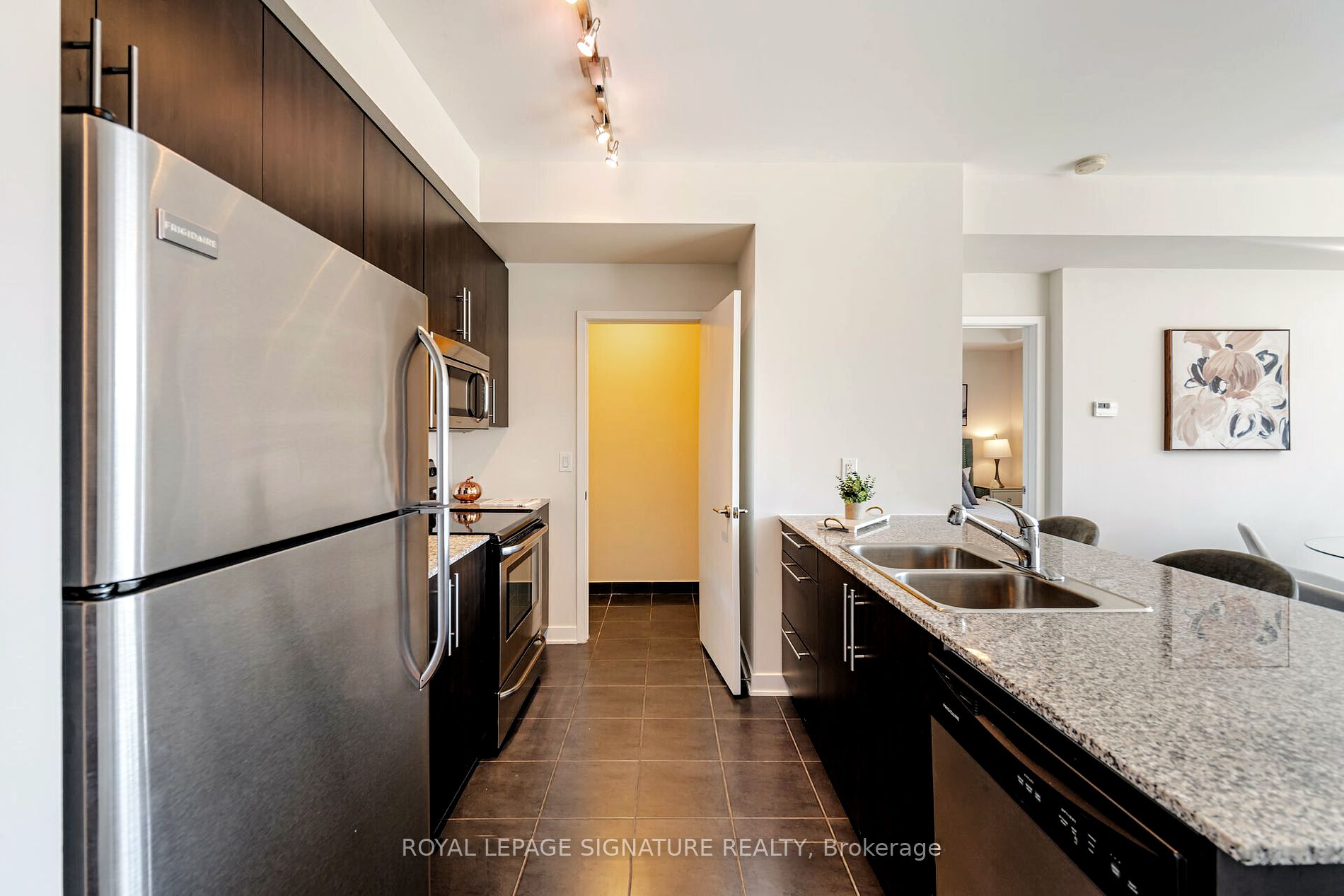 400 Wellington St W, #908