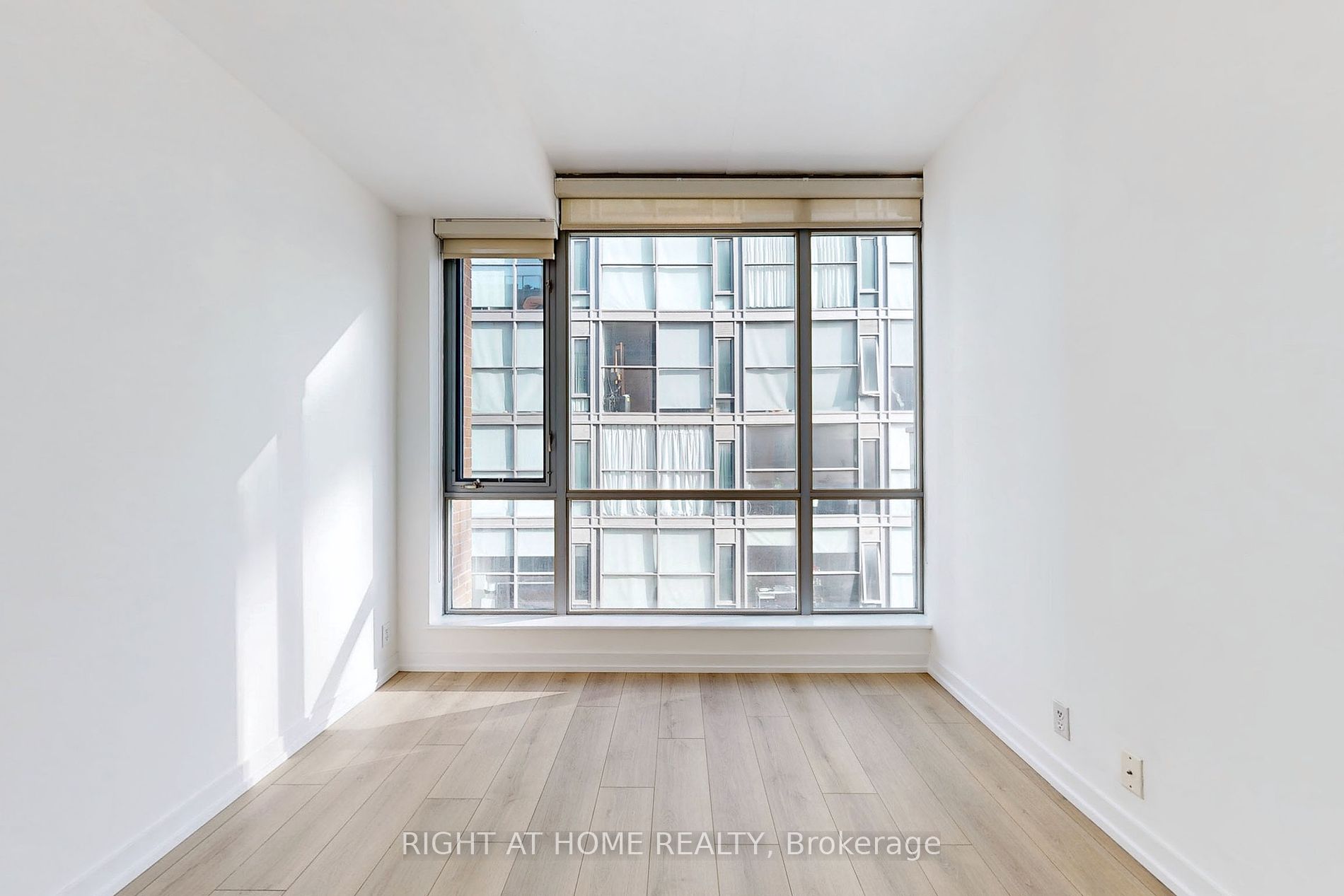 36 Charlotte St, #405