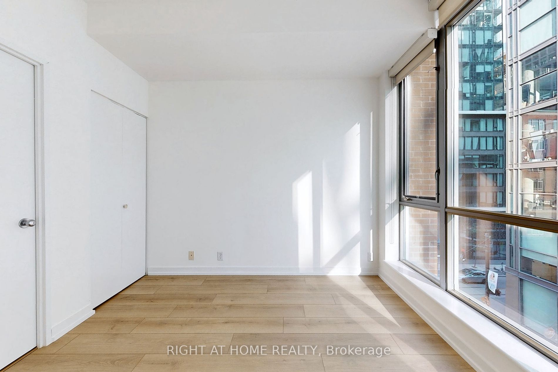 36 Charlotte St, #405