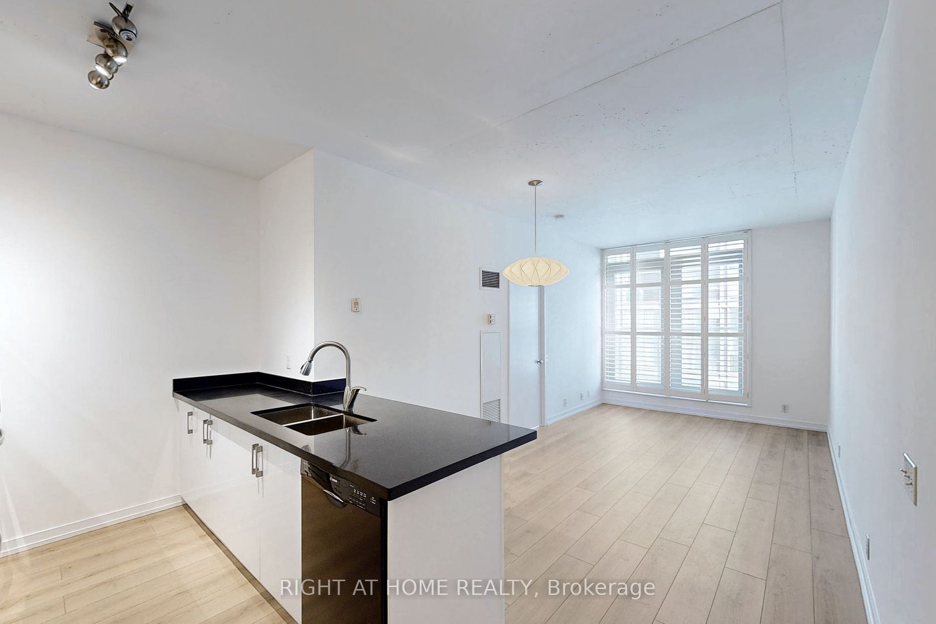 36 Charlotte St, #405