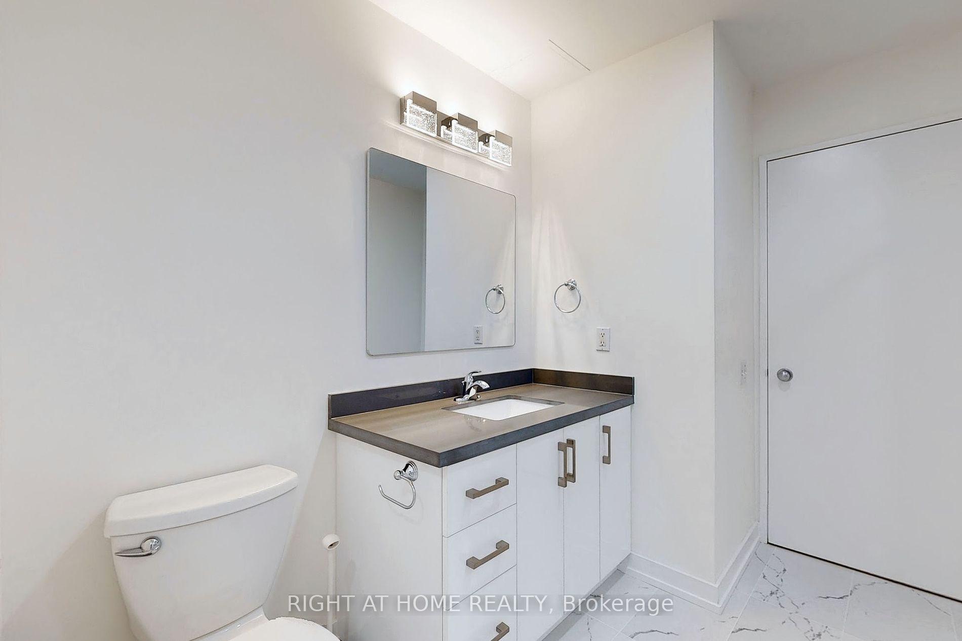 36 Charlotte St, #405