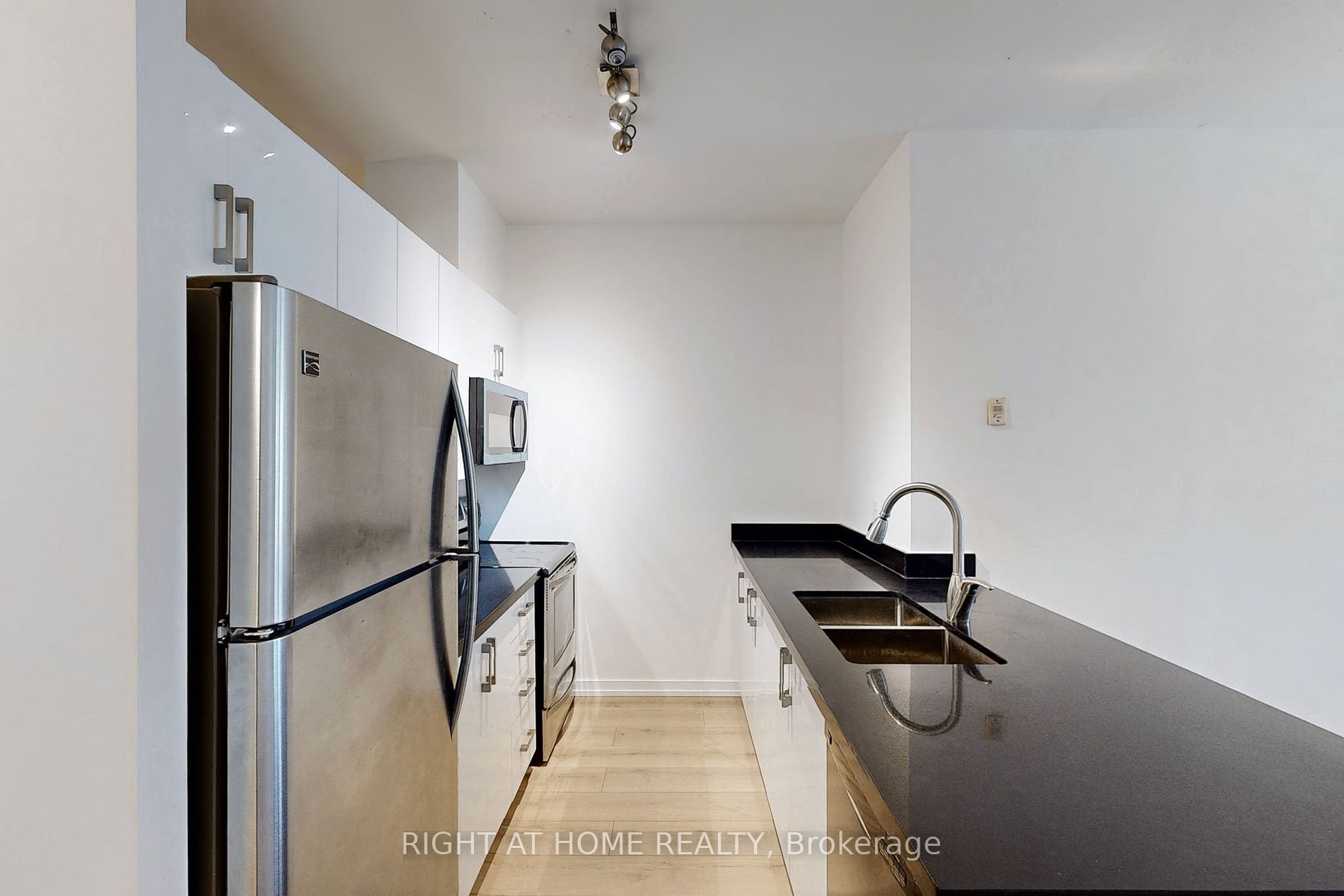 36 Charlotte St, #405