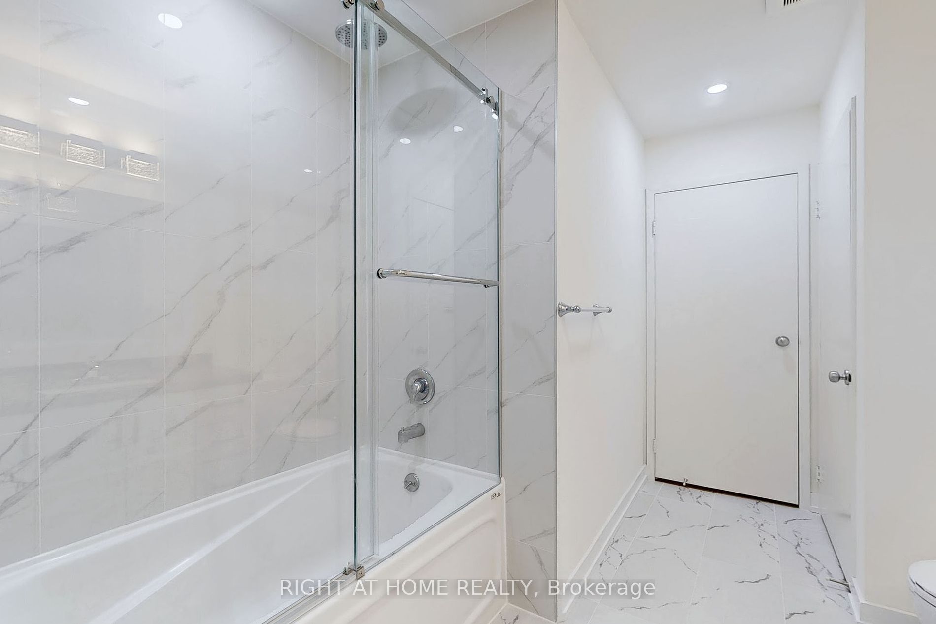 36 Charlotte St, #405